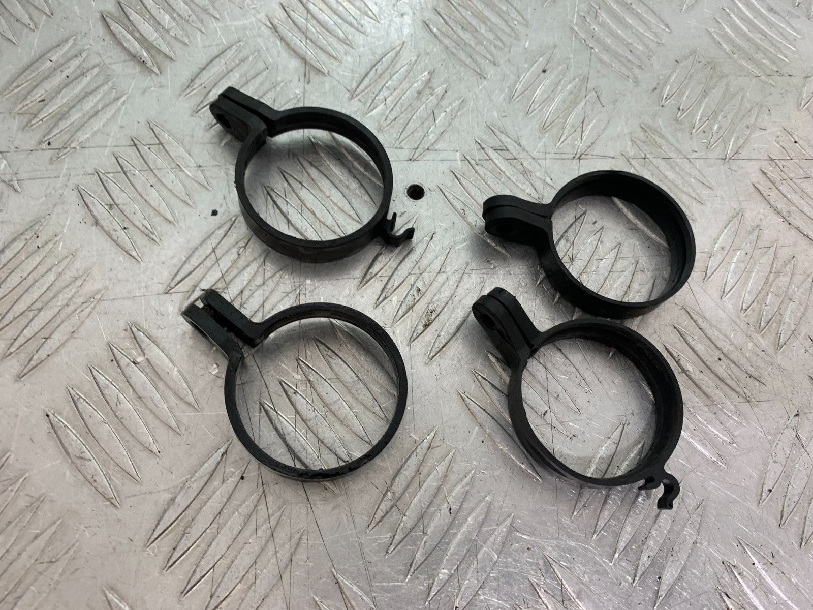 TRIUMPH 955i DAYTONA MUDGUARD CLAMPS   YEAR 2002-2006 (CMB1229)