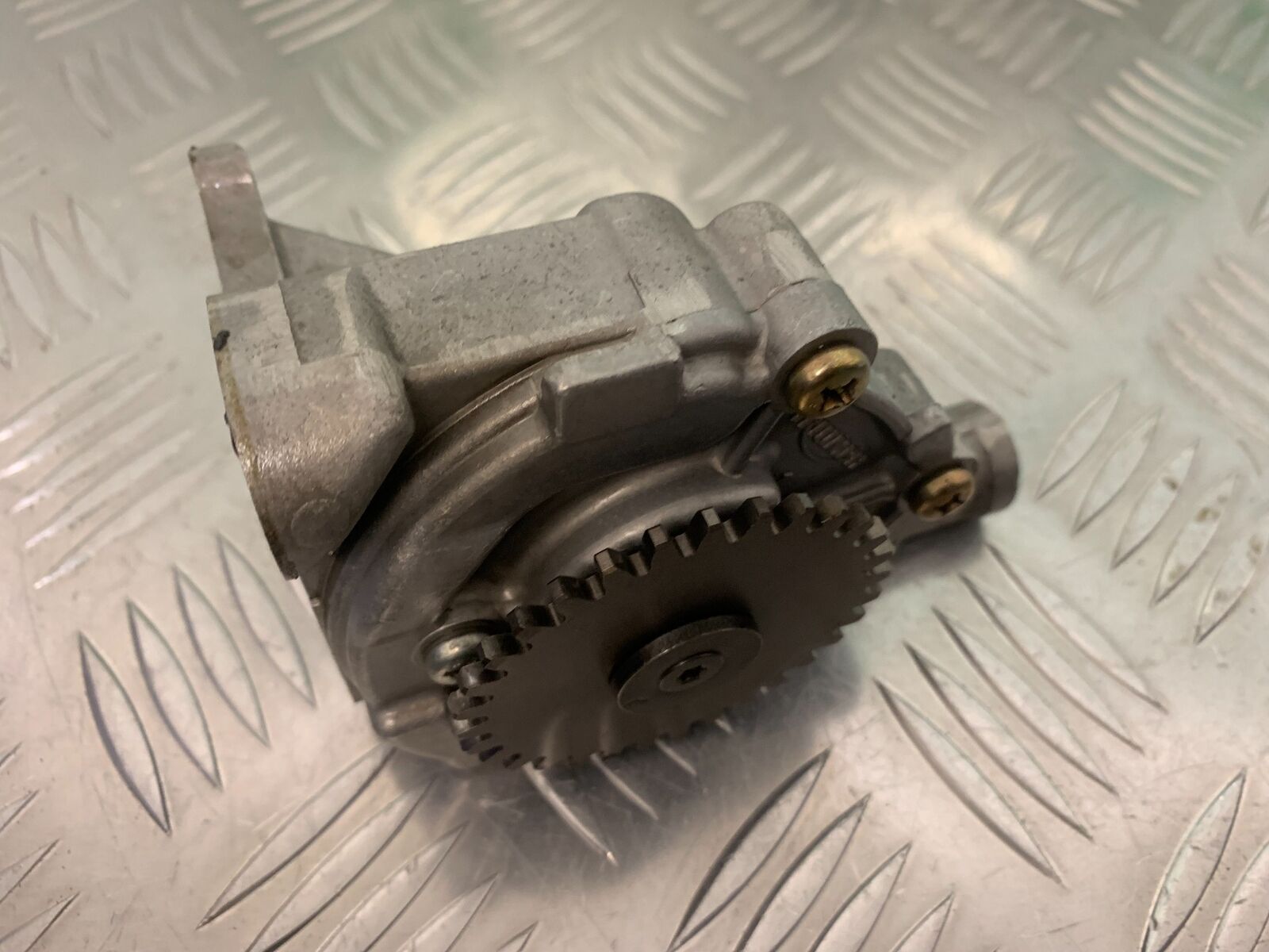 TRIUMPH 885 TIGER OIL PUMP   YEAR 2000