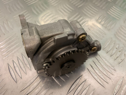TRIUMPH 885 TIGER OIL PUMP   YEAR 2000