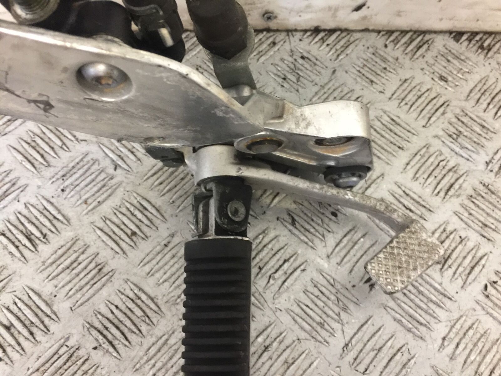 YAMAHA FZS1000 FAZER 1000 FZ1 FRONT RIGHT HANGER   YEAR 2000-05 (STOCK 714)