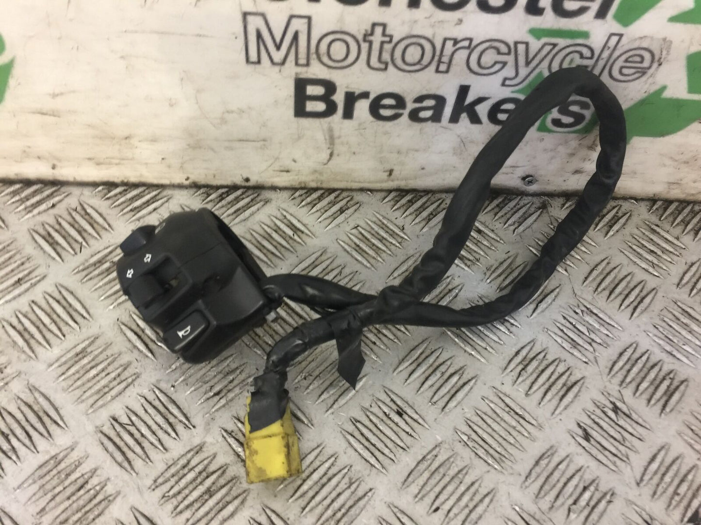 SUZUKI GSF1200  GSF 1200 BANDIT LEFT SWITCH GEAR   YEAR 1997 (STOCK 596)