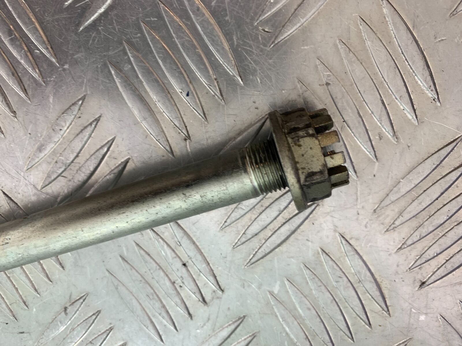 HONDA NTV 650 REVERE REAR WHEEL SPINDLE YEAR 1988-1996  (CMB1025))