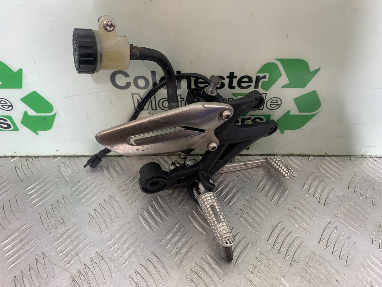 TRIUMPH 675 STREET TRIPLE FRONT RIGHT HANGER   2013-2016 (CMB1186)