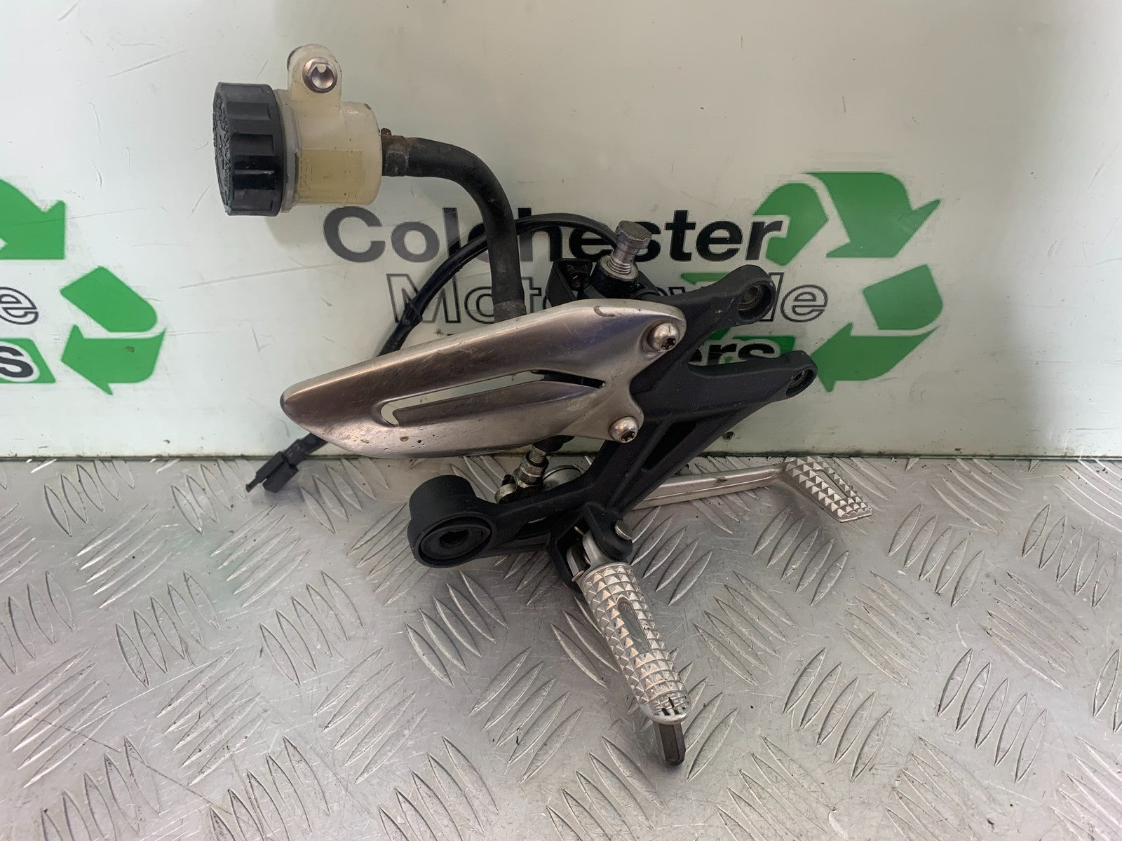 TRIUMPH 675 STREET TRIPLE FRONT RIGHT HANGER   2013-2016 (CMB1186)
