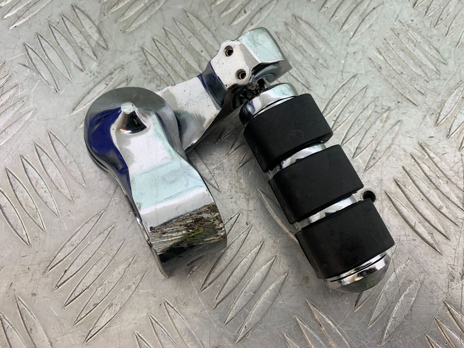 TRIUMPH THUNDERBIRD 1600 FOOTPEG AND BRACKET   YEAR 2011 (CMB1107)