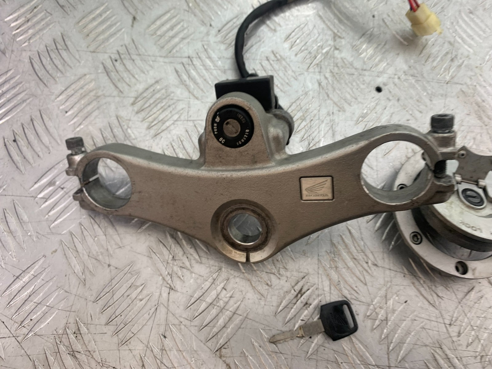 HONDA VFR800 PRE V-TEC LOCKS AND KEY YEAR 1998-2001 (CMB1233)