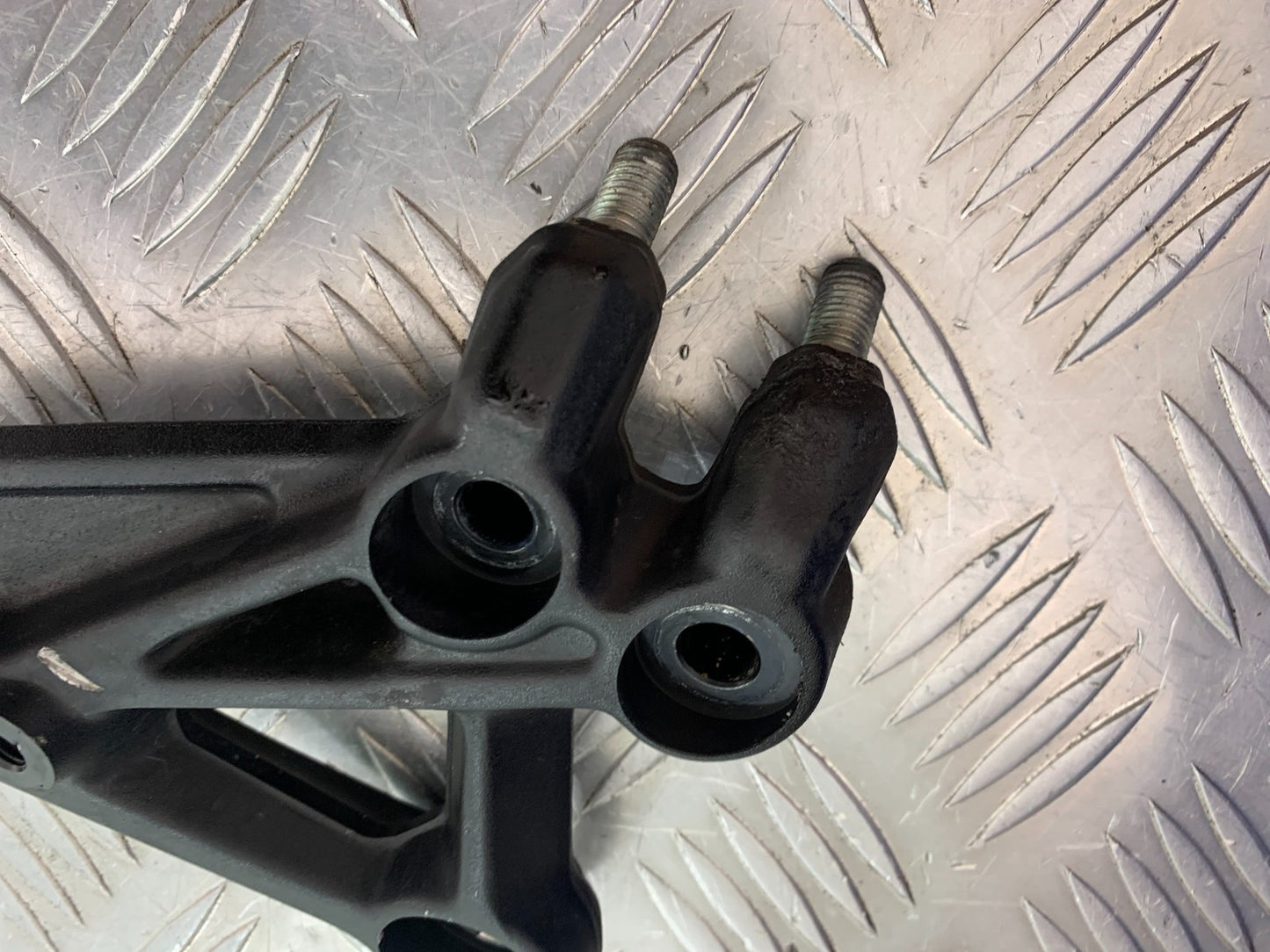 KTM 125 DUKE FRONT LEFT HANGER   YEAR 2018-2023 (CMB1185)