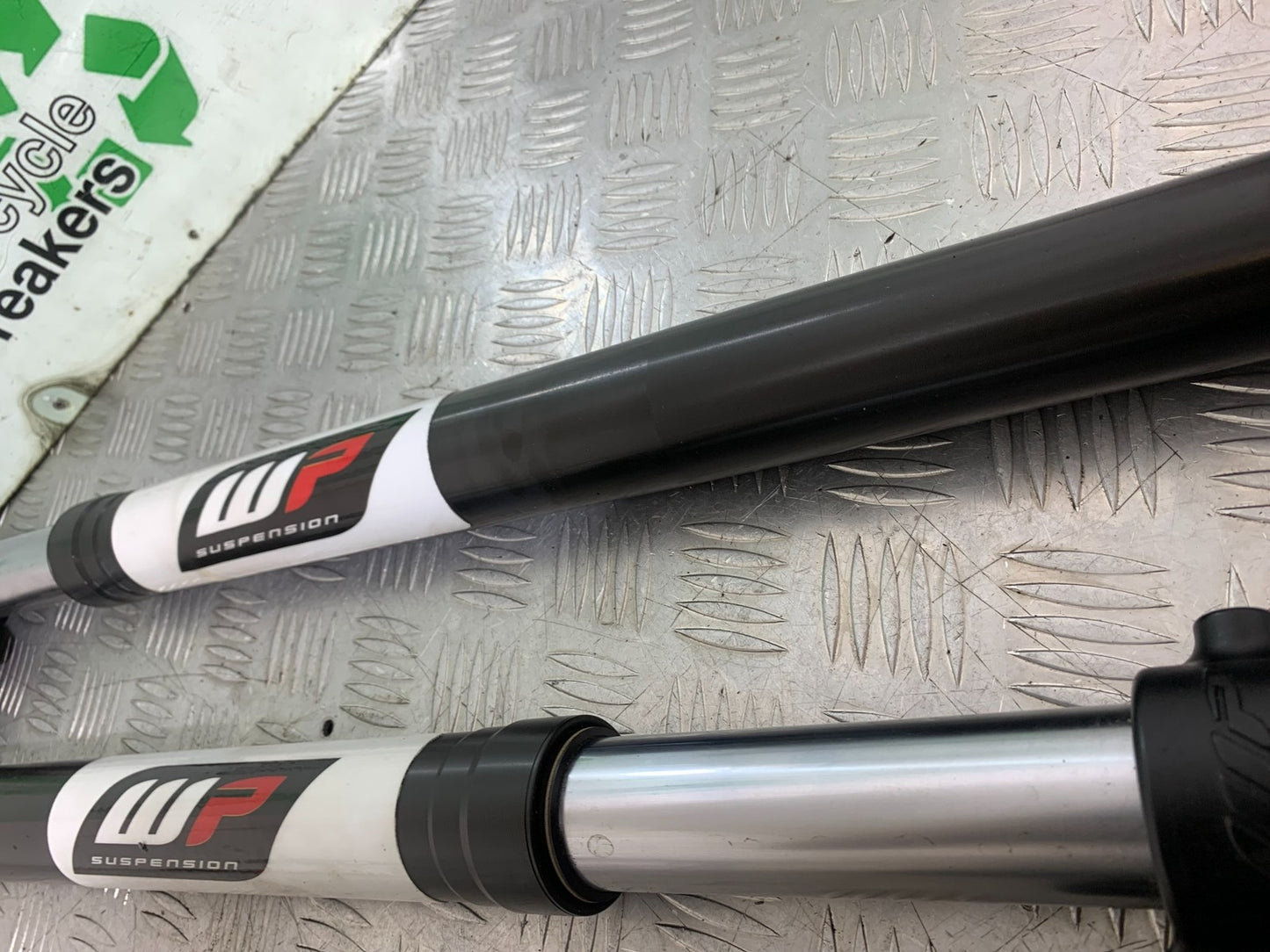 KTM 690 DUKE R LC4 FRONT WHITE POWER WP FORKS YEAR 2012-2015  (CMB1180)