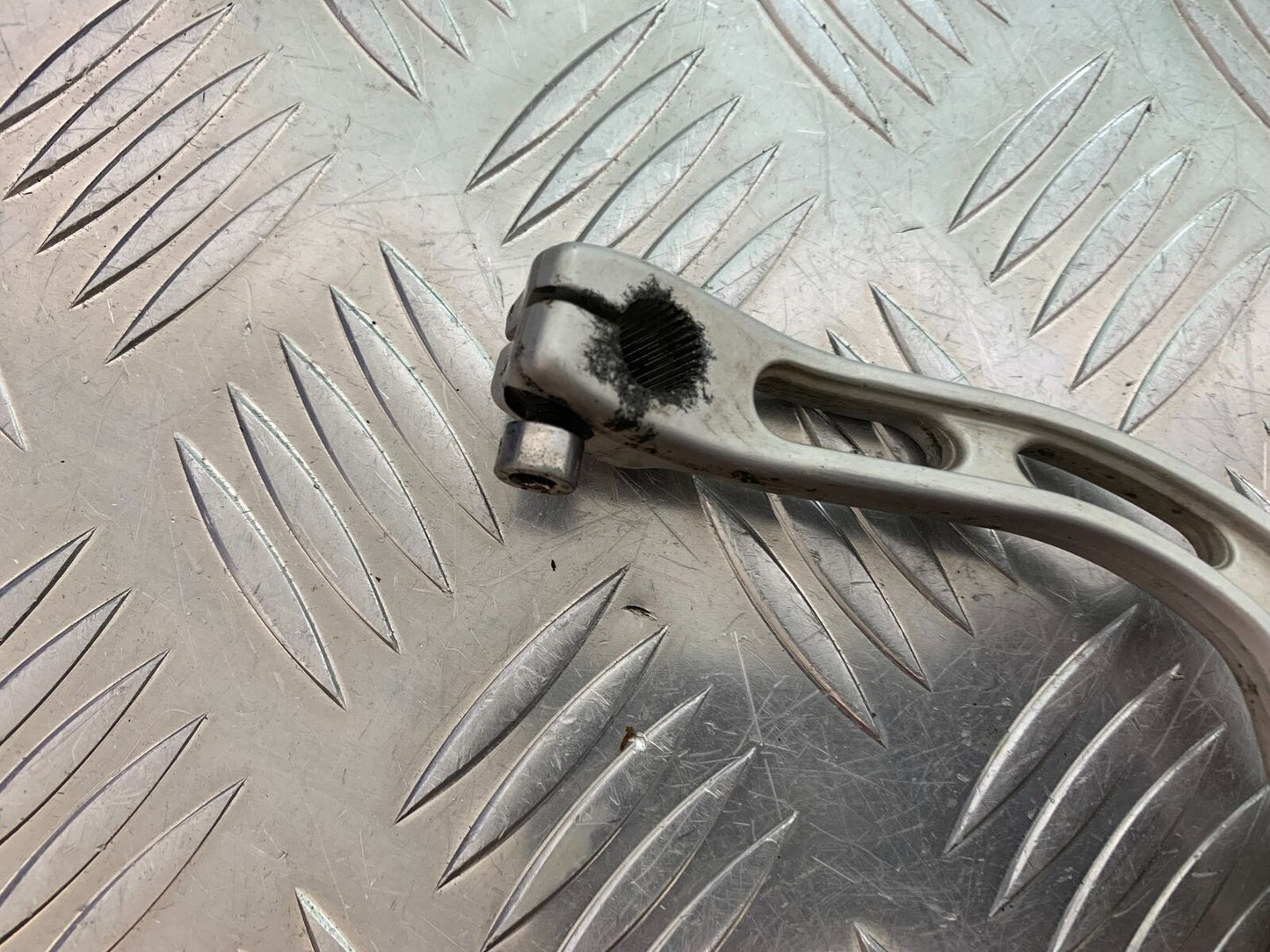 TRIUMPH 600 DAYTONA GEAR LEVER  YEAR 2003-2006 (STOCK 999)