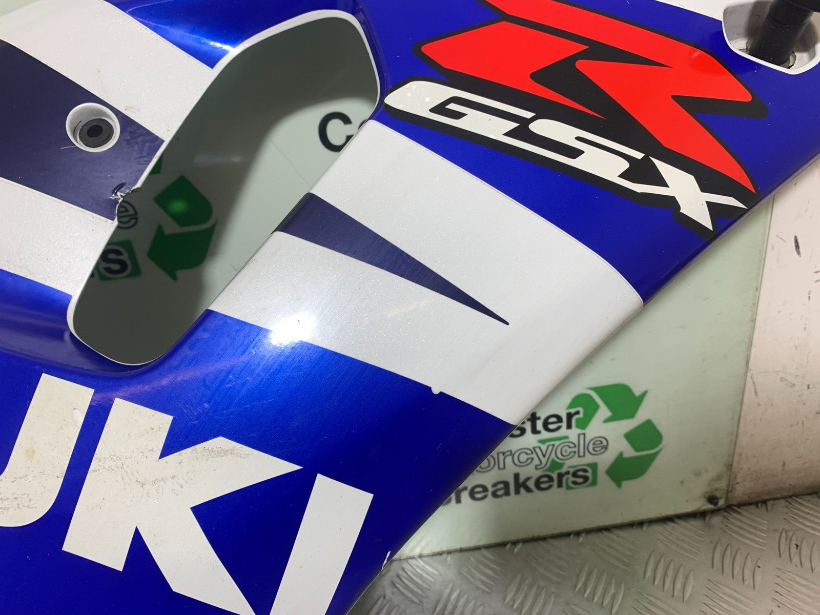 SUZUKI GSXR600 GSXR 600 K1 K2 K3 RIGHT FAIRING PANEL   1999-03 (CMB1284)
