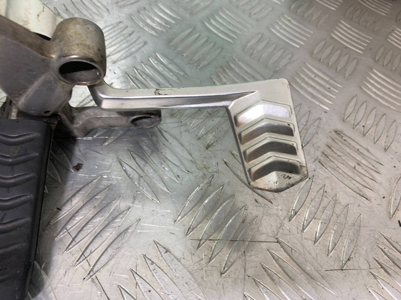 TRIUMPH 1050 SPRINT GT FRONT RIGHT HANGER & BRAKE PEDAL  YEAR 2010-2016(CMB1250)