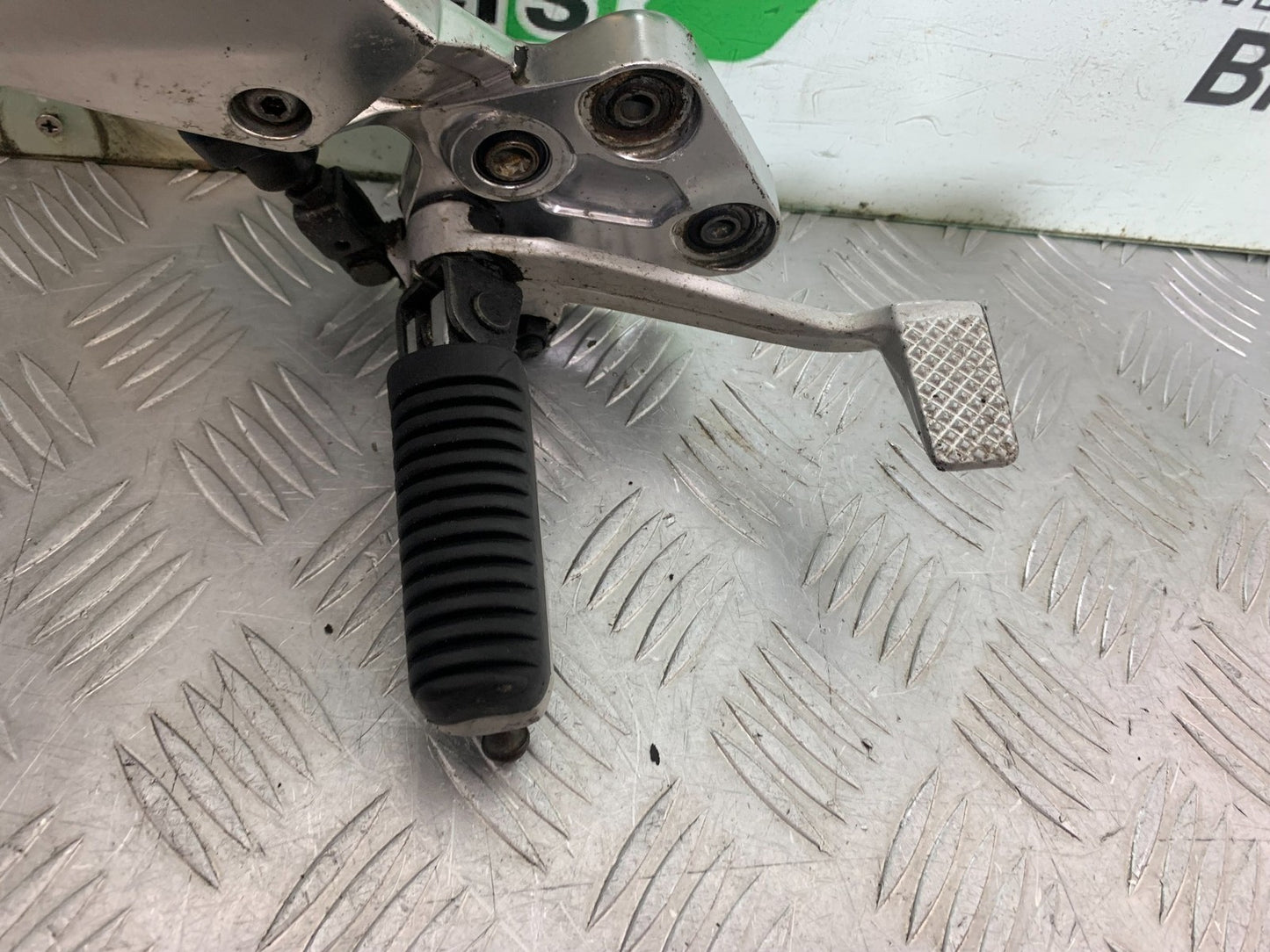 YAMAHA FZS1000 FAZER FRONT RIGHT HANGER PEG & PEDAL YEAR 2001-05 (CMB1275)