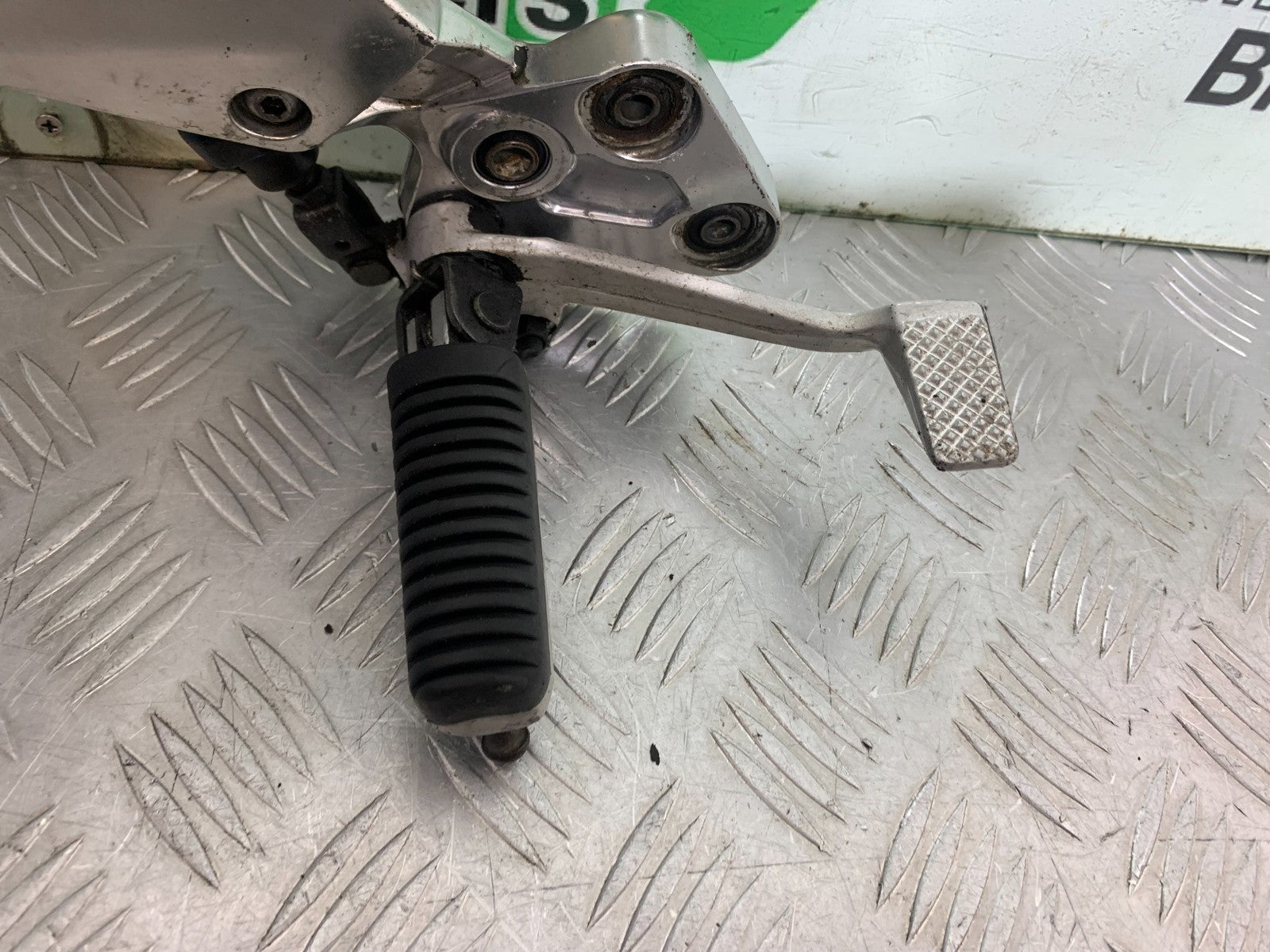 YAMAHA FZS1000 FAZER FRONT RIGHT HANGER PEG & PEDAL YEAR 2001-05 (CMB1275)