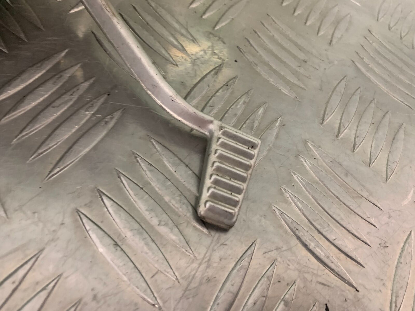 TRIUMPH 955I SPRINT RS FRONT RIGHT HANGER YEAR 1999-04 (STOCK 989)
