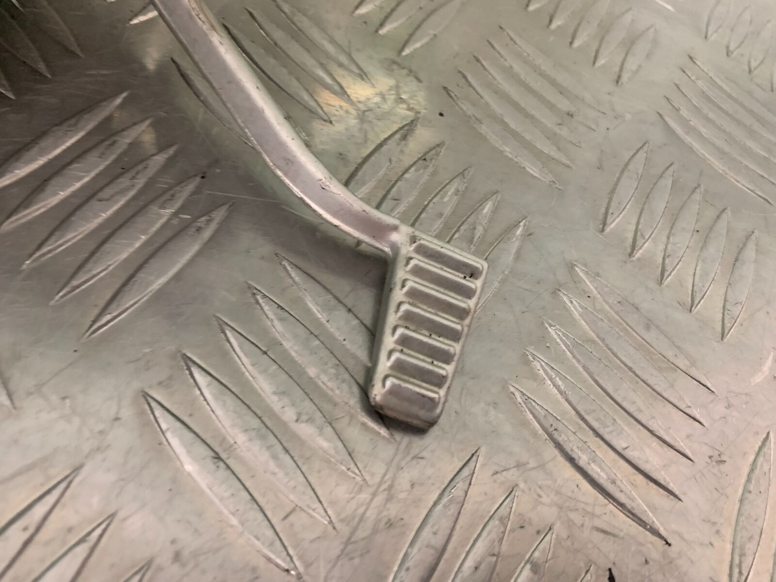 TRIUMPH 955I SPRINT RS FRONT RIGHT HANGER YEAR 1999-04 (STOCK 989)