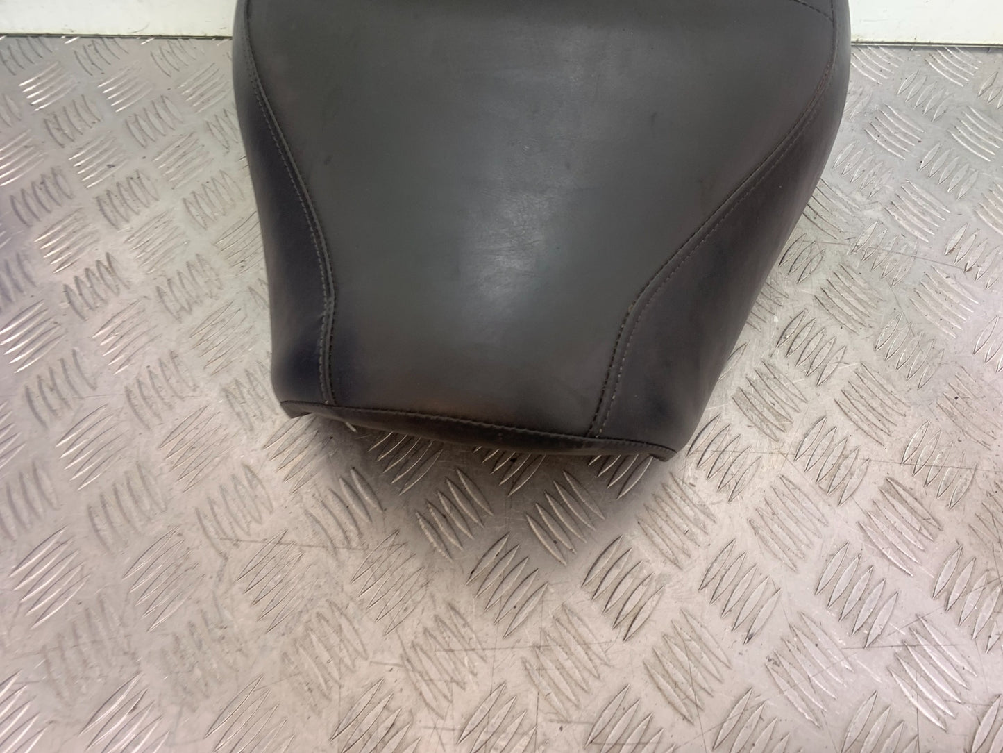 KAWASAKI VN1500 CLASSIC FRONT SEAT   YEAR 1999 -2006 (CMB1166)