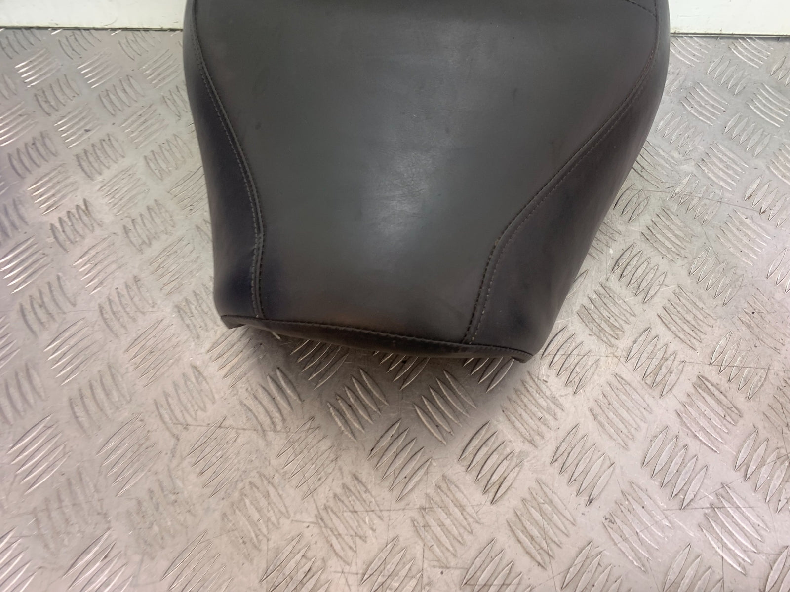 KAWASAKI VN1500 CLASSIC FRONT SEAT   YEAR 1999 -2006 (CMB1166)