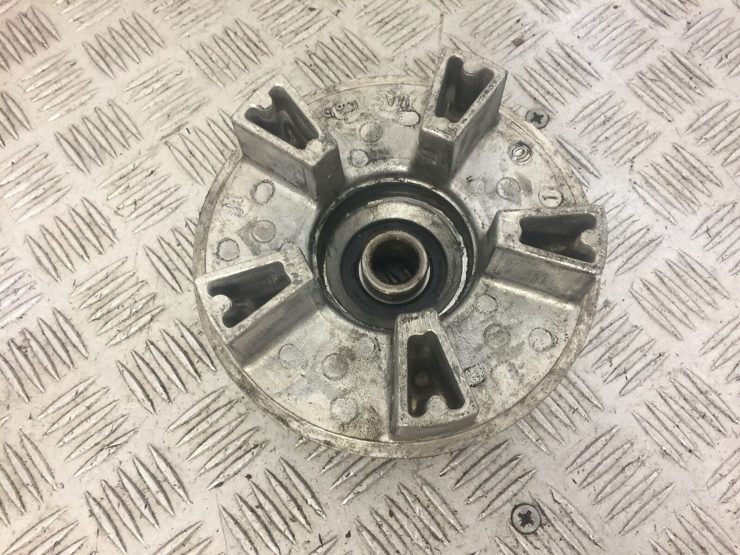 HONDA CB900 CB 900 HORNET REAR SPROCKET CARRIER YEAR 2002-06 (STOCK 633)