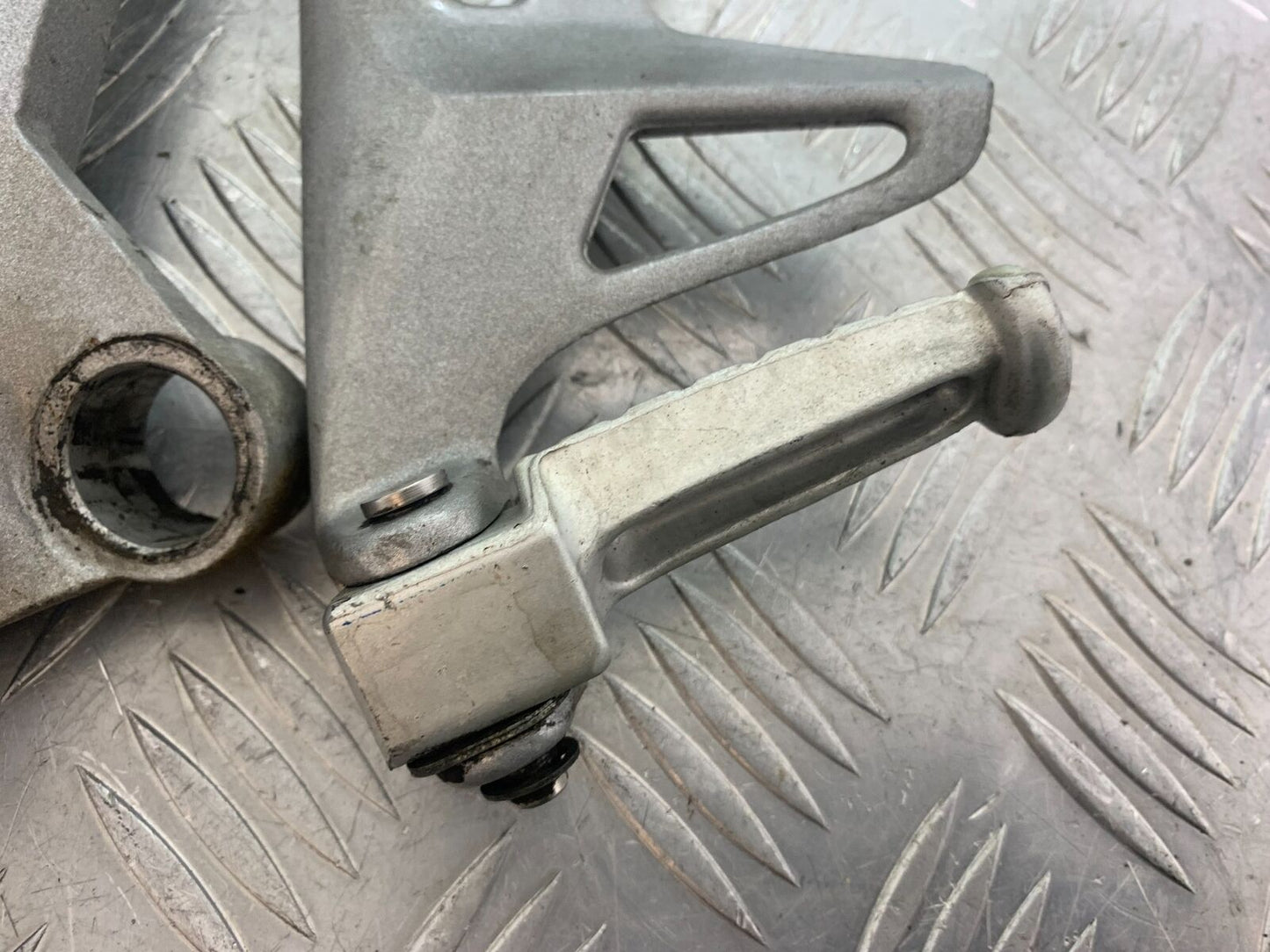 TRIUMPH 955i SPRINT ST REAR HANGERS AND PEGS   YEAR 1999-2004 (CMB1124)