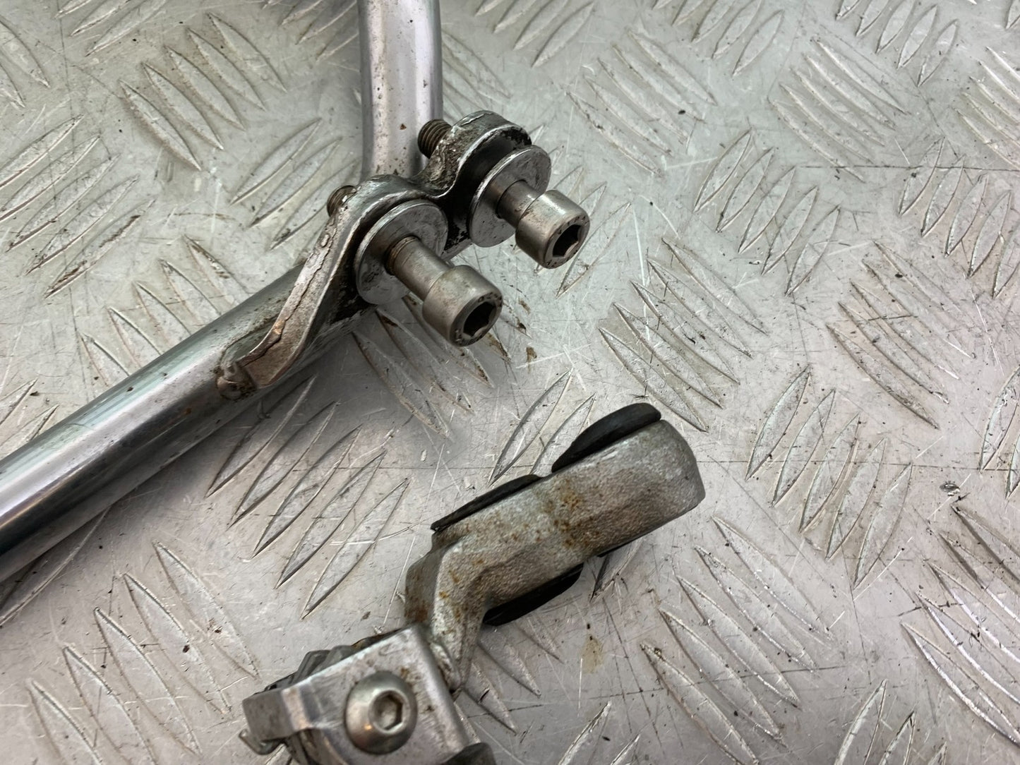 YAMAHA XV1100 XV 1100 VIRAGO RIGHT HANGER AND PEG  1990-1999 (CMB1190)