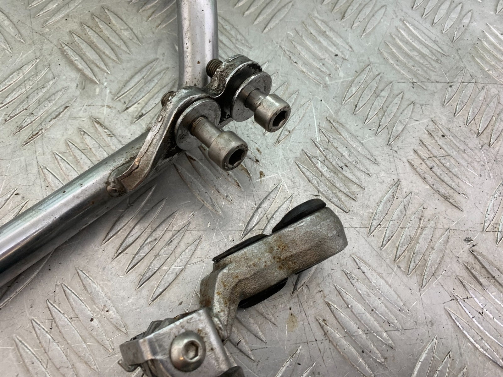 YAMAHA XV1100 XV 1100 VIRAGO RIGHT HANGER AND PEG  1990-1999 (CMB1190)