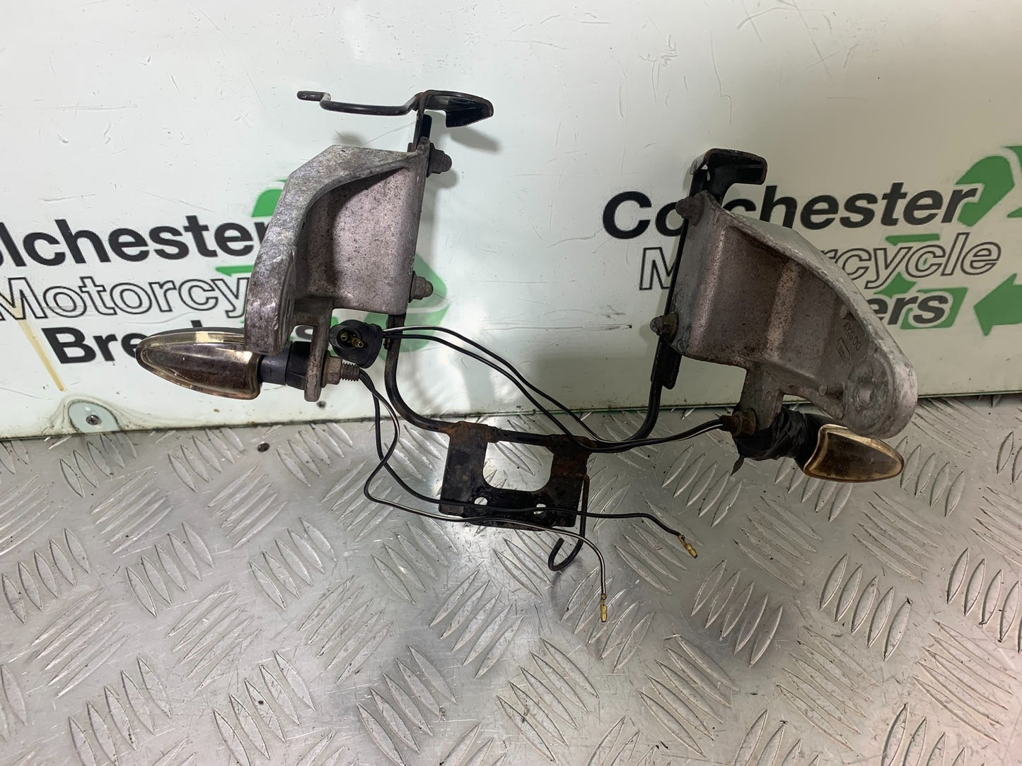 YAMAHA XJR1300 XJR 1300 HEADLIGHT BRACKET   YEAR  1999-2003 (CMB1119)