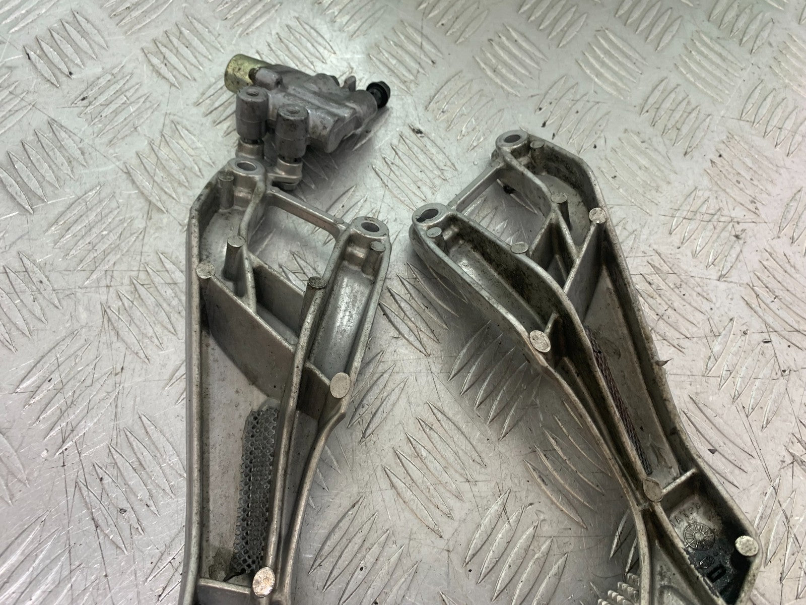 HONDA CBR1100 BLACKBIRD REAR HANGERS AND PEGS  YEAR 1999-2005 (CMB1232)