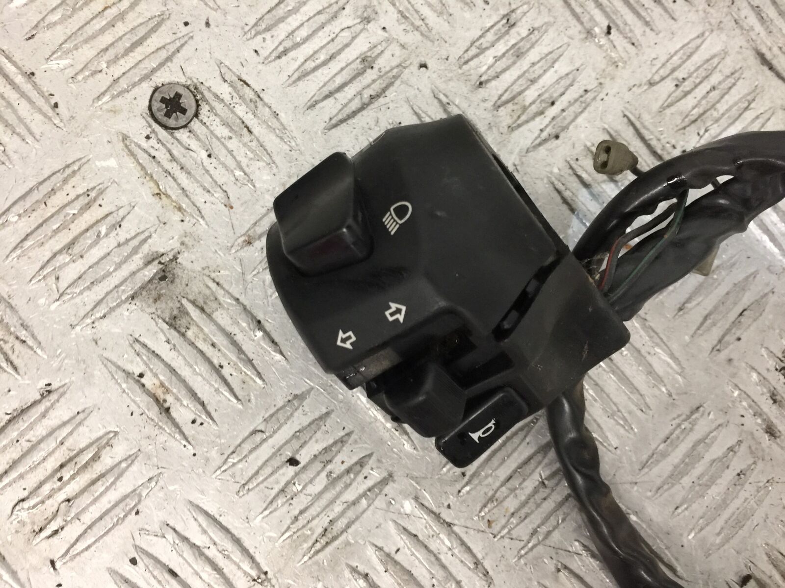 SUZUKI AN 250 BURGMAN LEFT SWITCH GEAR YEAR 1999  (STOCK 881)