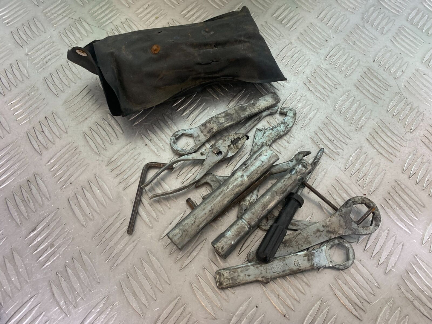 YAMAHA YZF600 YZF 600 THUNDERCAT TOOL KIT   1996-2003 (CMB1134)