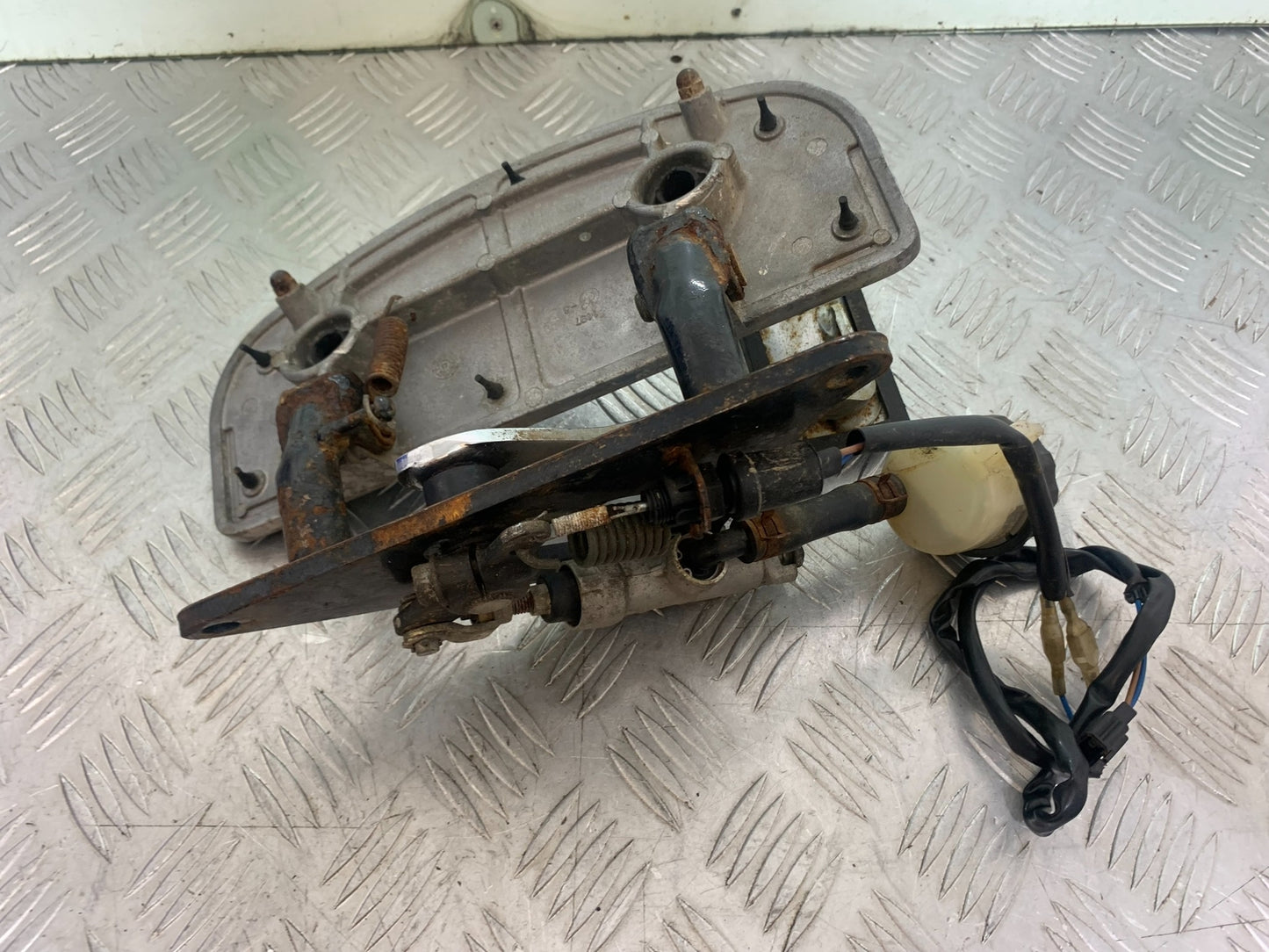 KAWASAKI VN1500 CLASSIC RIGHT FOOTBOARD YEAR 1999 -2006 (CMB1166)