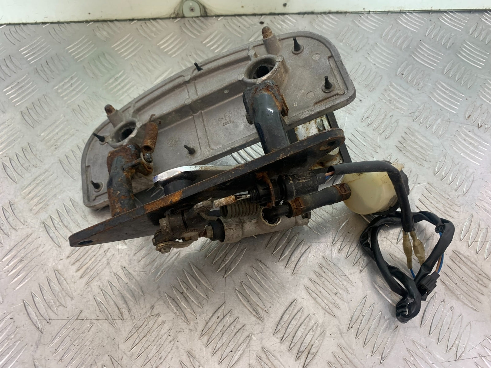 KAWASAKI VN1500 CLASSIC RIGHT FOOTBOARD YEAR 1999 -2006 (CMB1166)