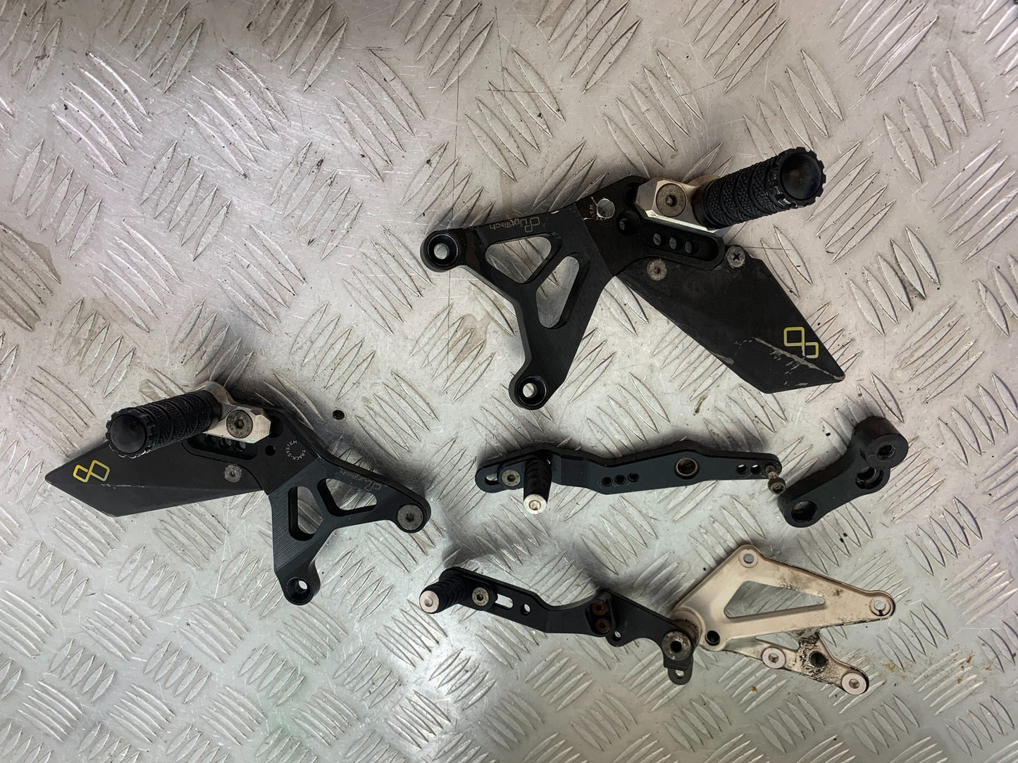 MV AGUSTA 800 F3 LEFT AND RIGHT FRONT HANGERS   YEAR 2013-2016 (CMB1152)
