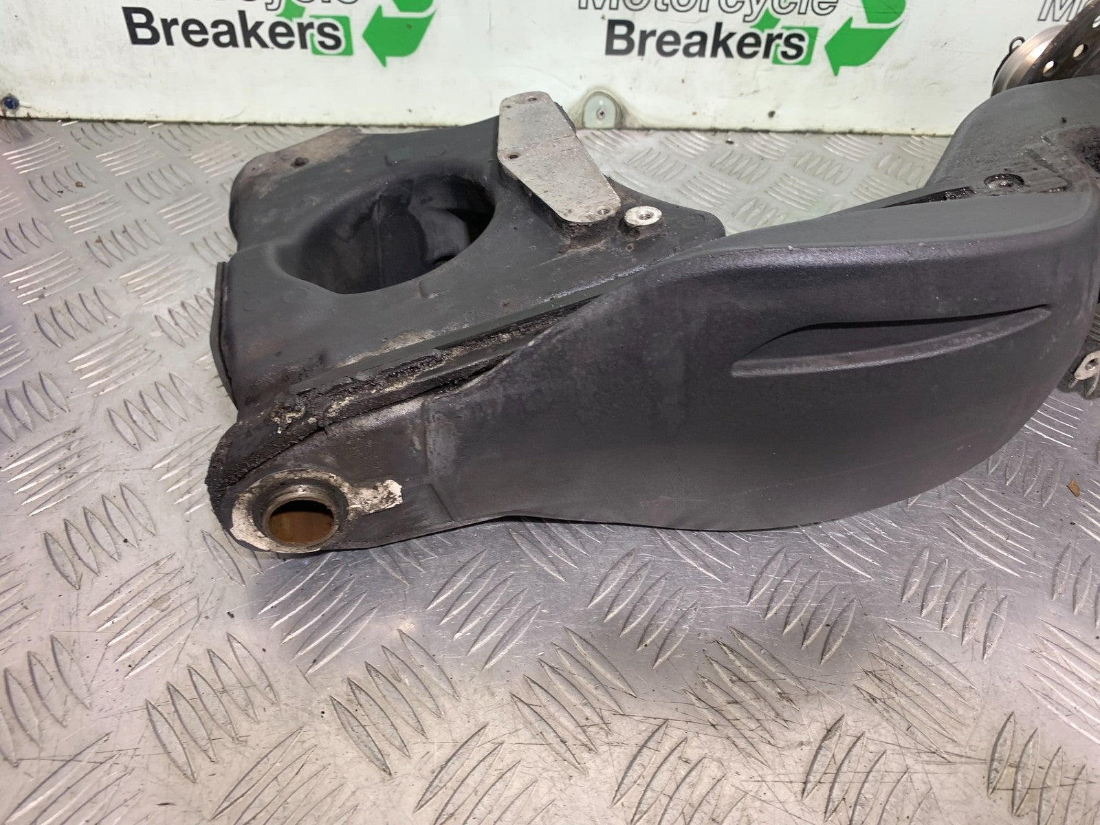 TRIUMPH SPEED TRIPLE R 1050 SWINGARM   2009 (CMB1183)