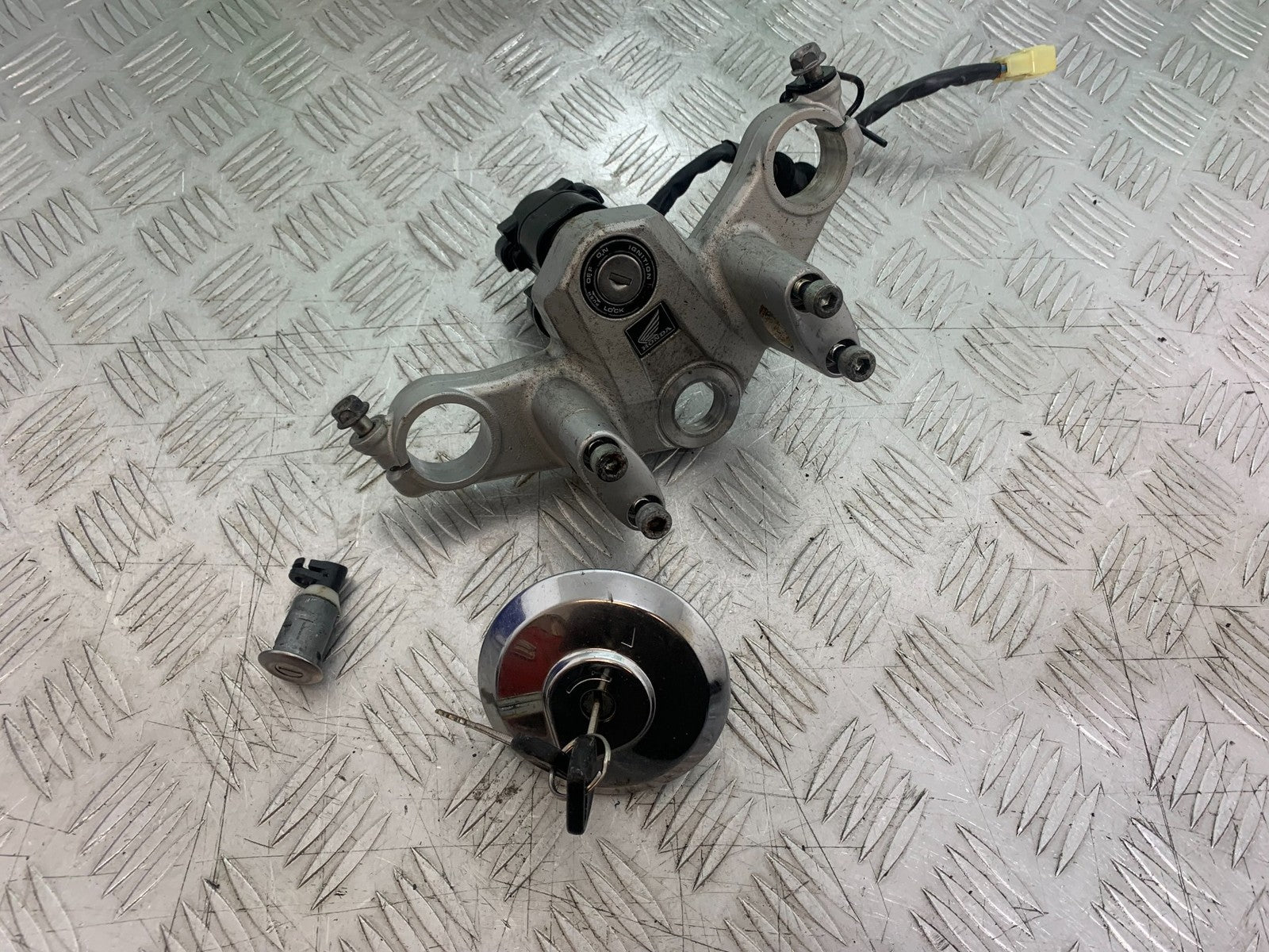 HONDA XL125 VARADERO LOCKSET AND KEY  YEAR 2001-2006  (CMB1210)