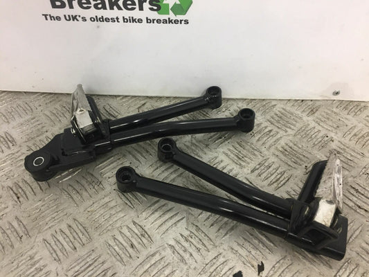 SUZUKI GSXR 125 GSX R125 REAR HANGERS AND PEGS  YEAR 2017