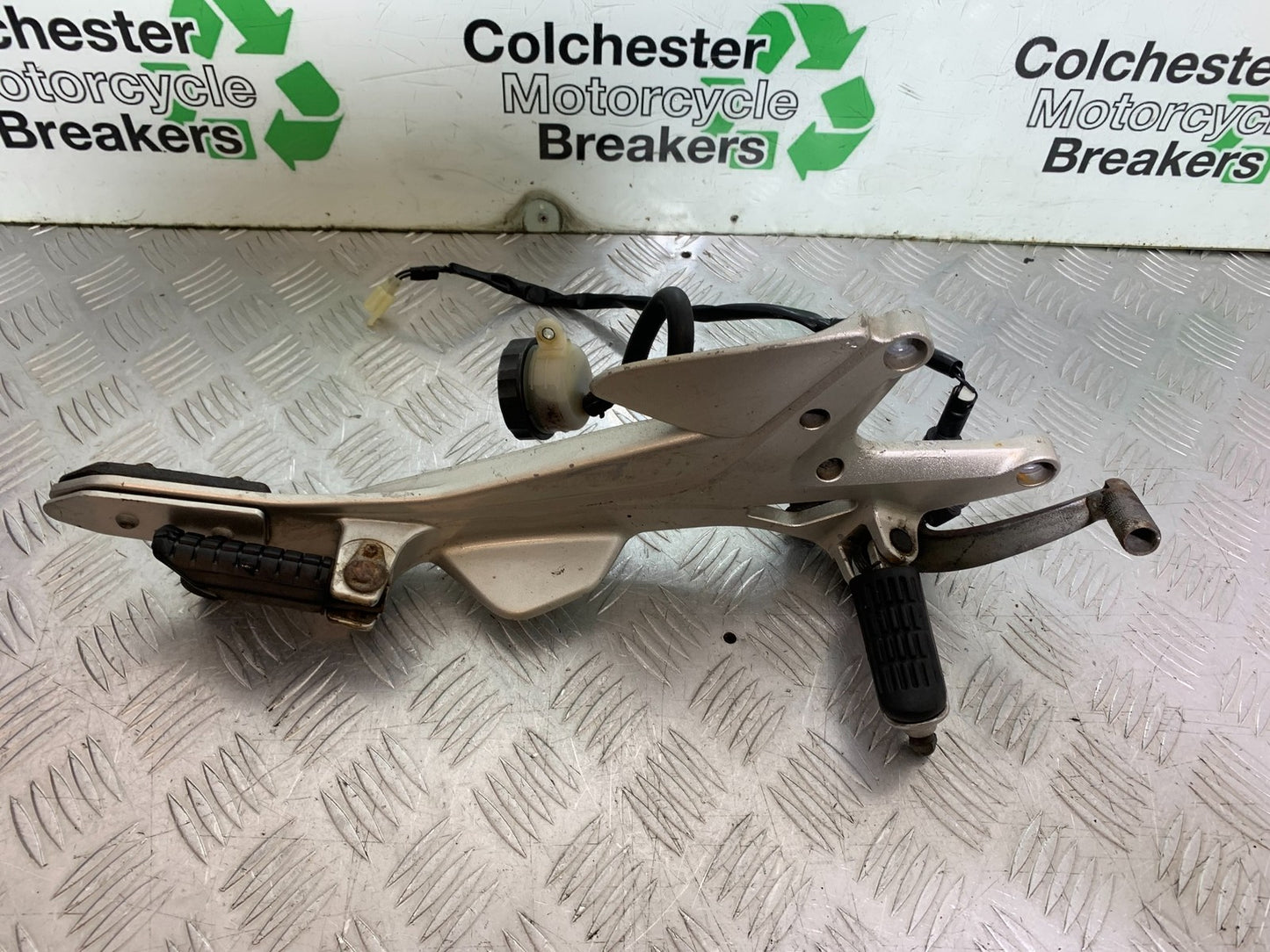 HONDA CBF500 CBF 500 RIGHT HANGER AND PEGS   YEAR 2004-2008  (CMB1294)