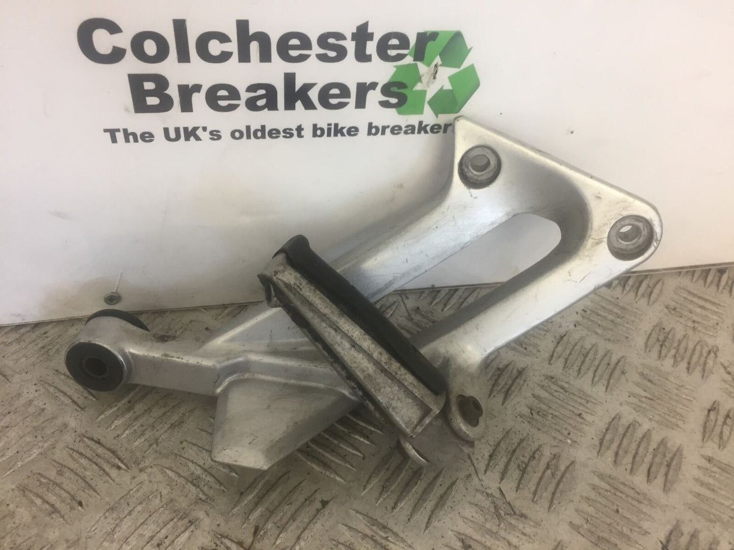 YAMAHA FJR1300 FJR 1300 RIGHT REAR HANGER AND PEG  YEAR 2002