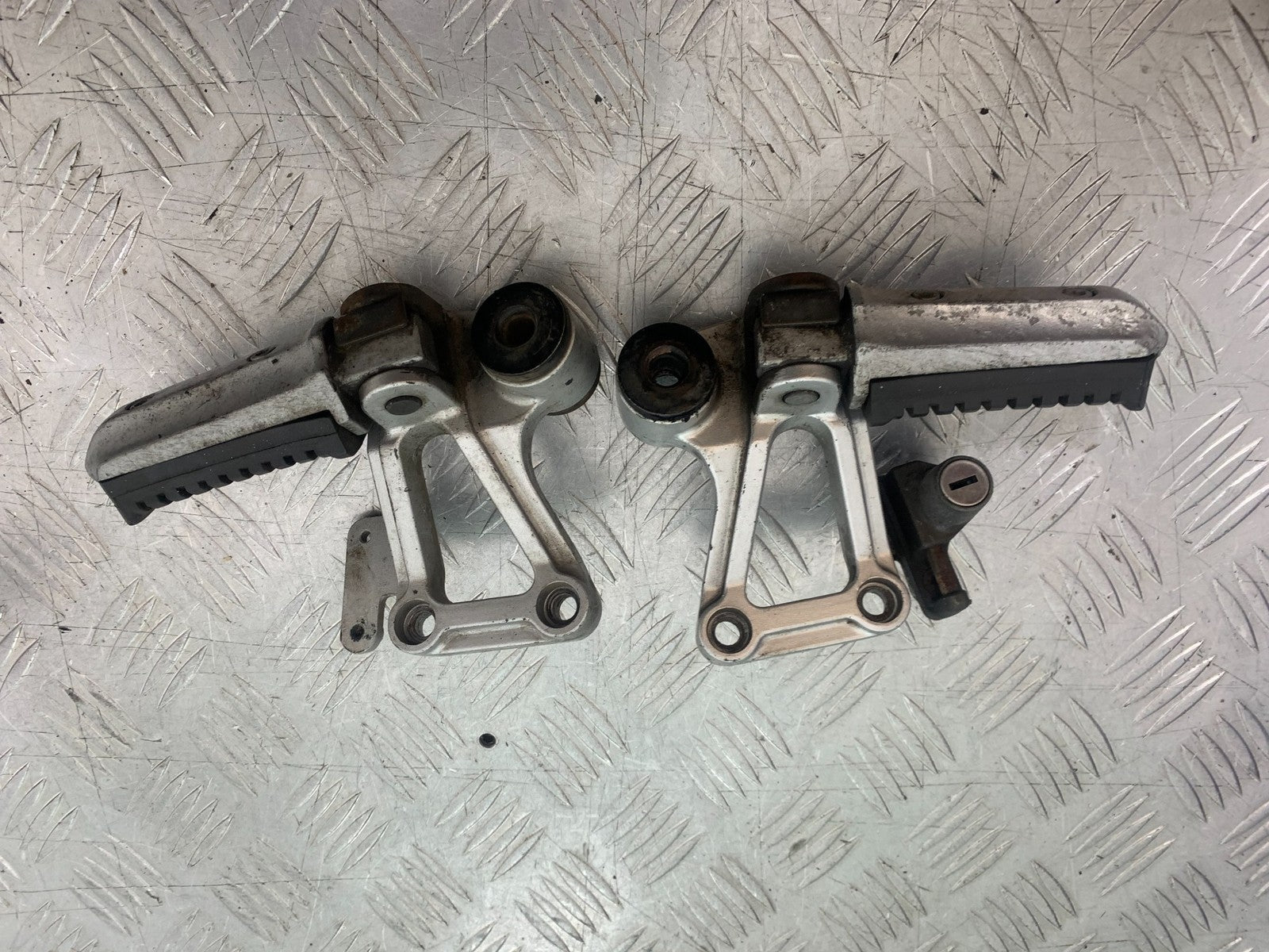 KAWASAKI GPZ600 GPZ 600 REAR HANGES   YEAR 1988-90 (CMB1258)