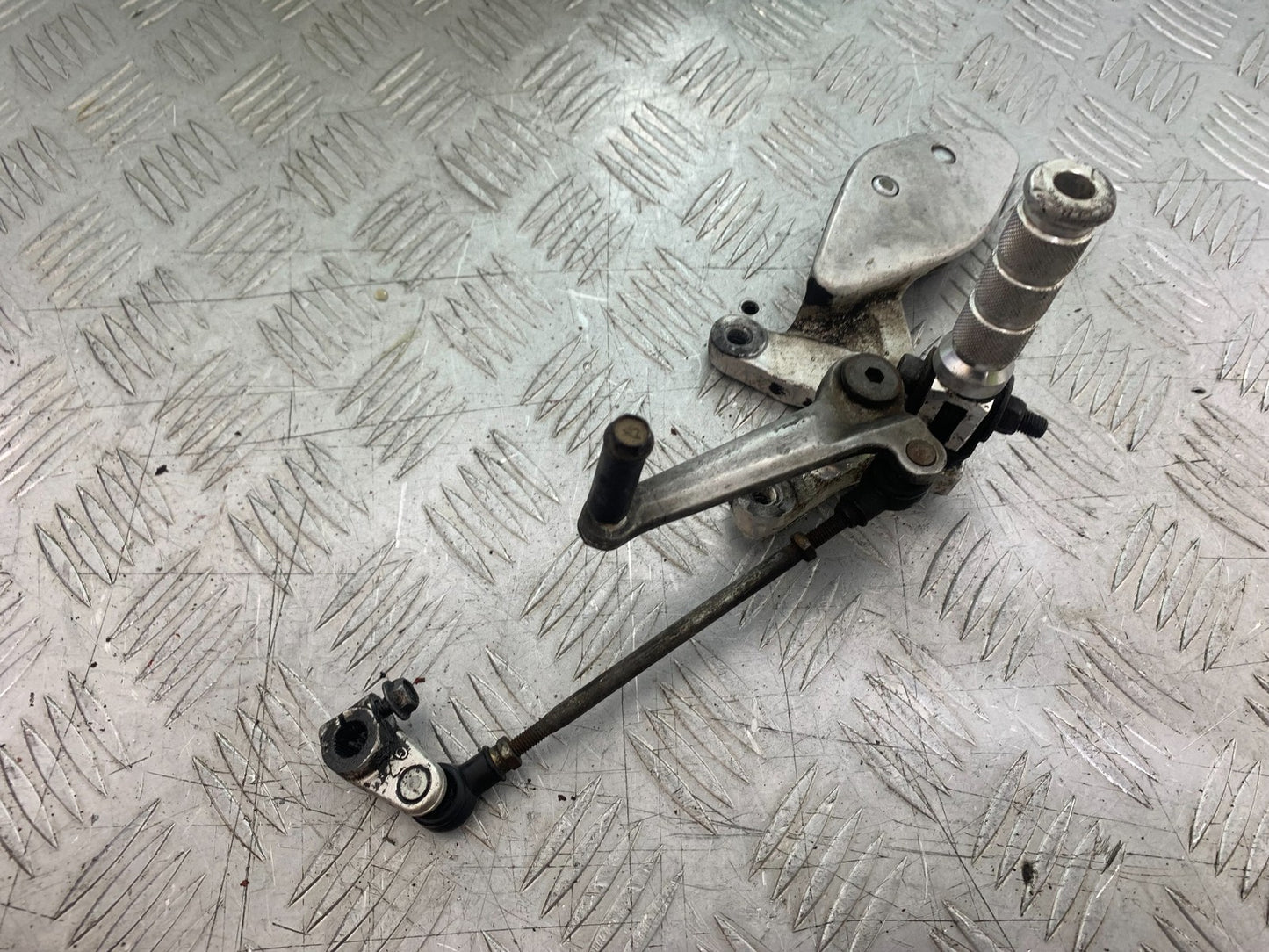 YAMAHA YZF1000 THUNDERACE FRONT LEFT HANGER  YEAR 1997-2000 (CMB1204)