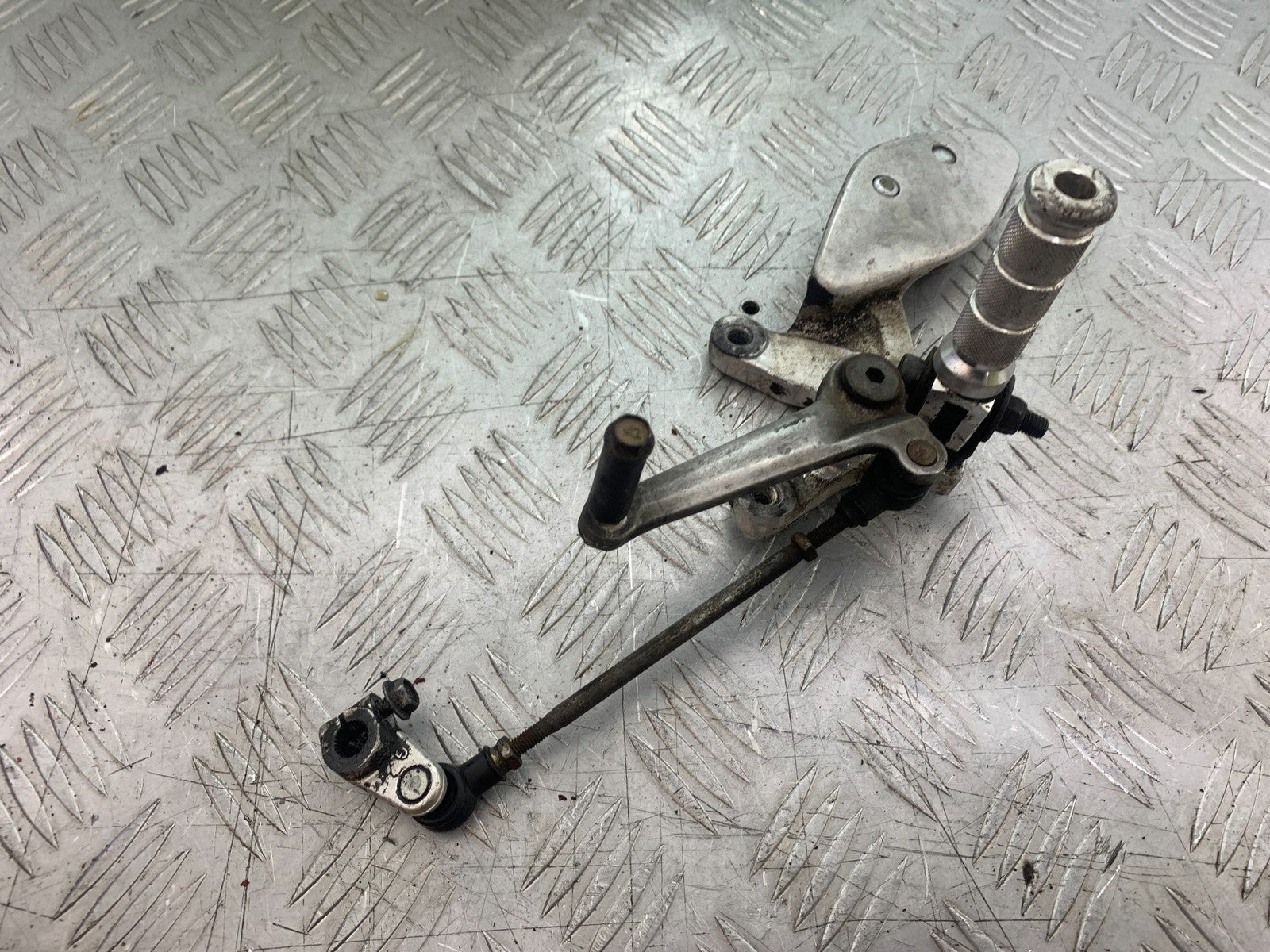 YAMAHA YZF1000 THUNDERACE FRONT LEFT HANGER  YEAR 1997-2000 (CMB1204)