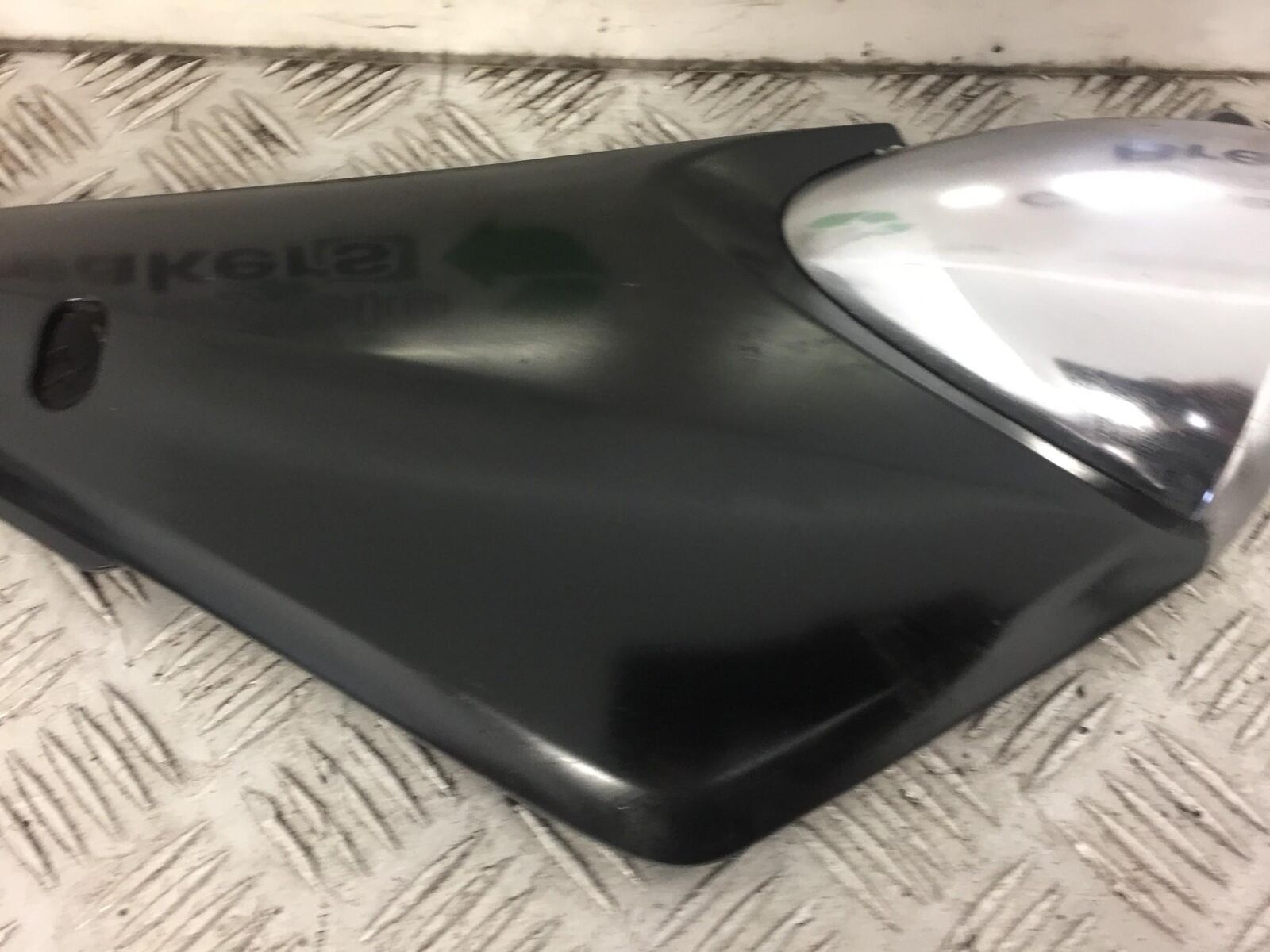 SUZUKI GSF600 GSF 600 BANDIT RIGHT SEAT PANEL  YEAR 2002 STOCK 416