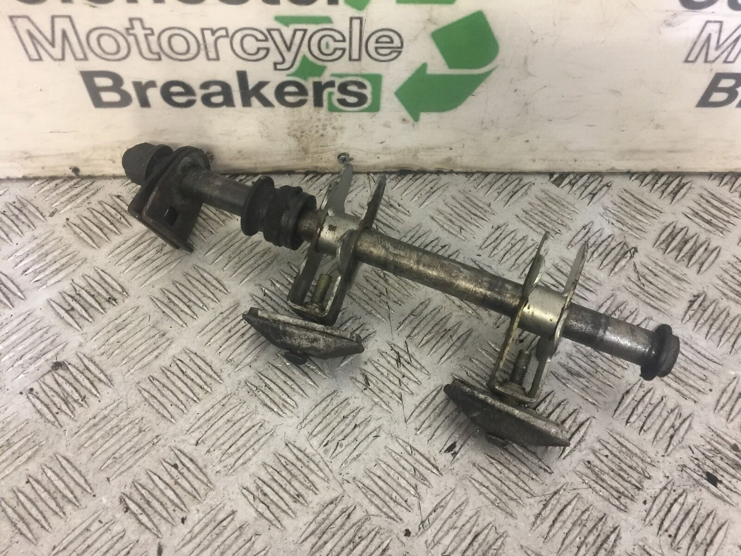 SUZUKI RF600 RF 600 REAR WHEEL SPINDLE  YEAR 1996 (STOCK 679)