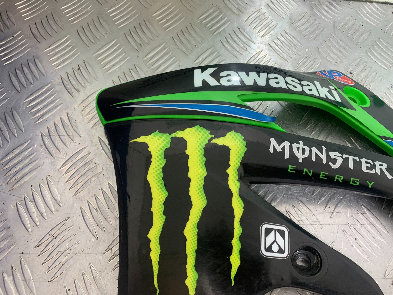 KAWASAKI KXF450 KXF 450 LEFT RADIATOR COWL   YEAR 2013 CMB1217)