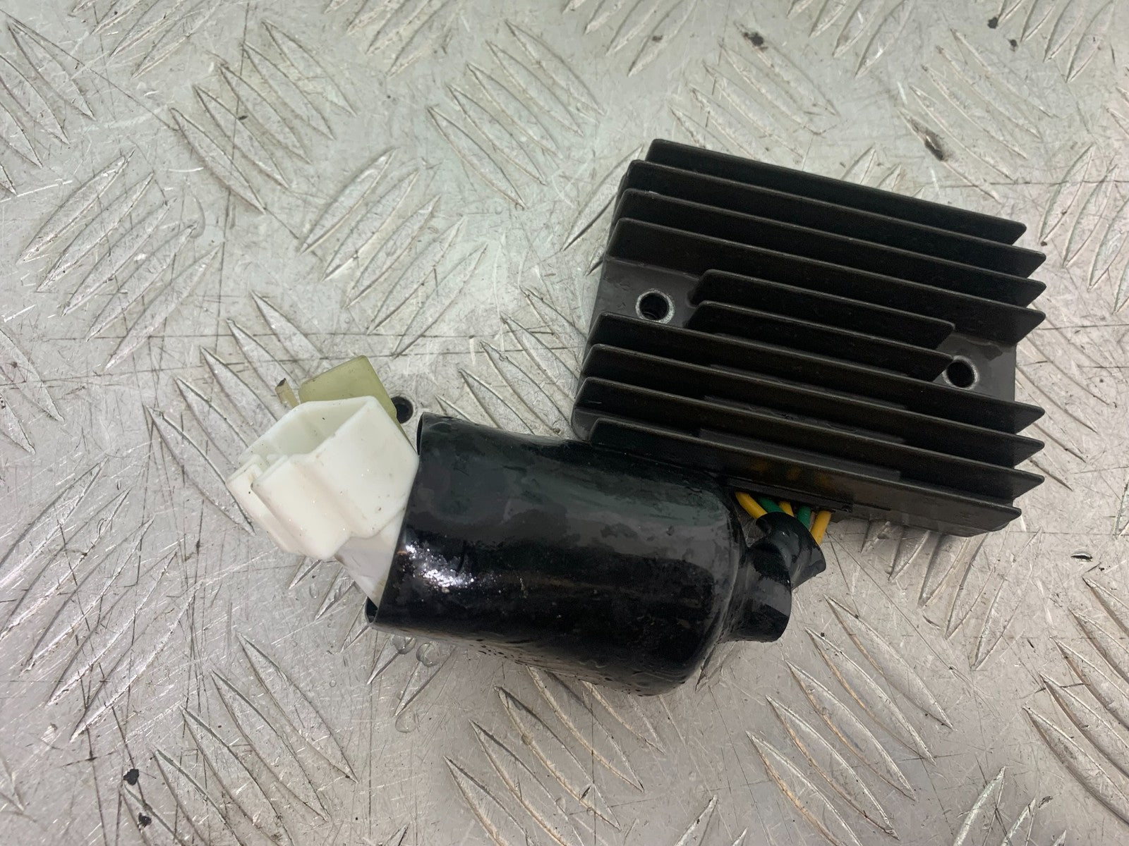 HONDA CBR1100 BLACKBIRD REGULATOR   YEAR 1999-2005 (CMB1232)