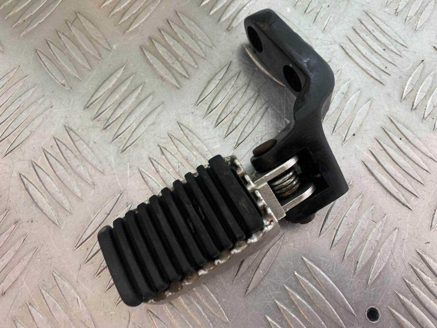SINNIS TERRAIN 125 FRONT LEFT HANGER AND PEG   YEAR 2024 (CMB1072)