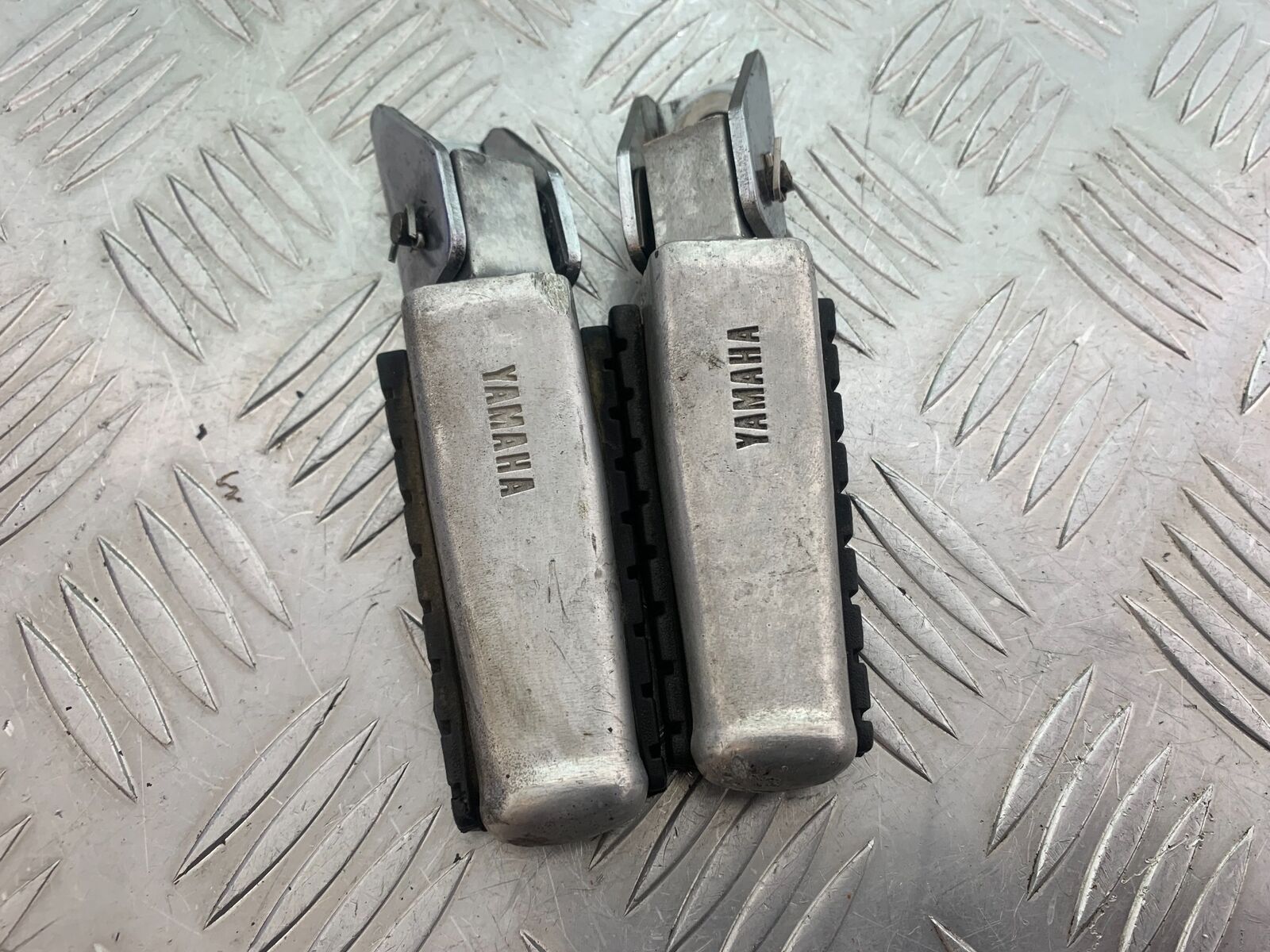 YAMAHA XV535 XV 535 VIRAGO REAR FOOTPEGS YEAR 1994-02 (CMB1044)