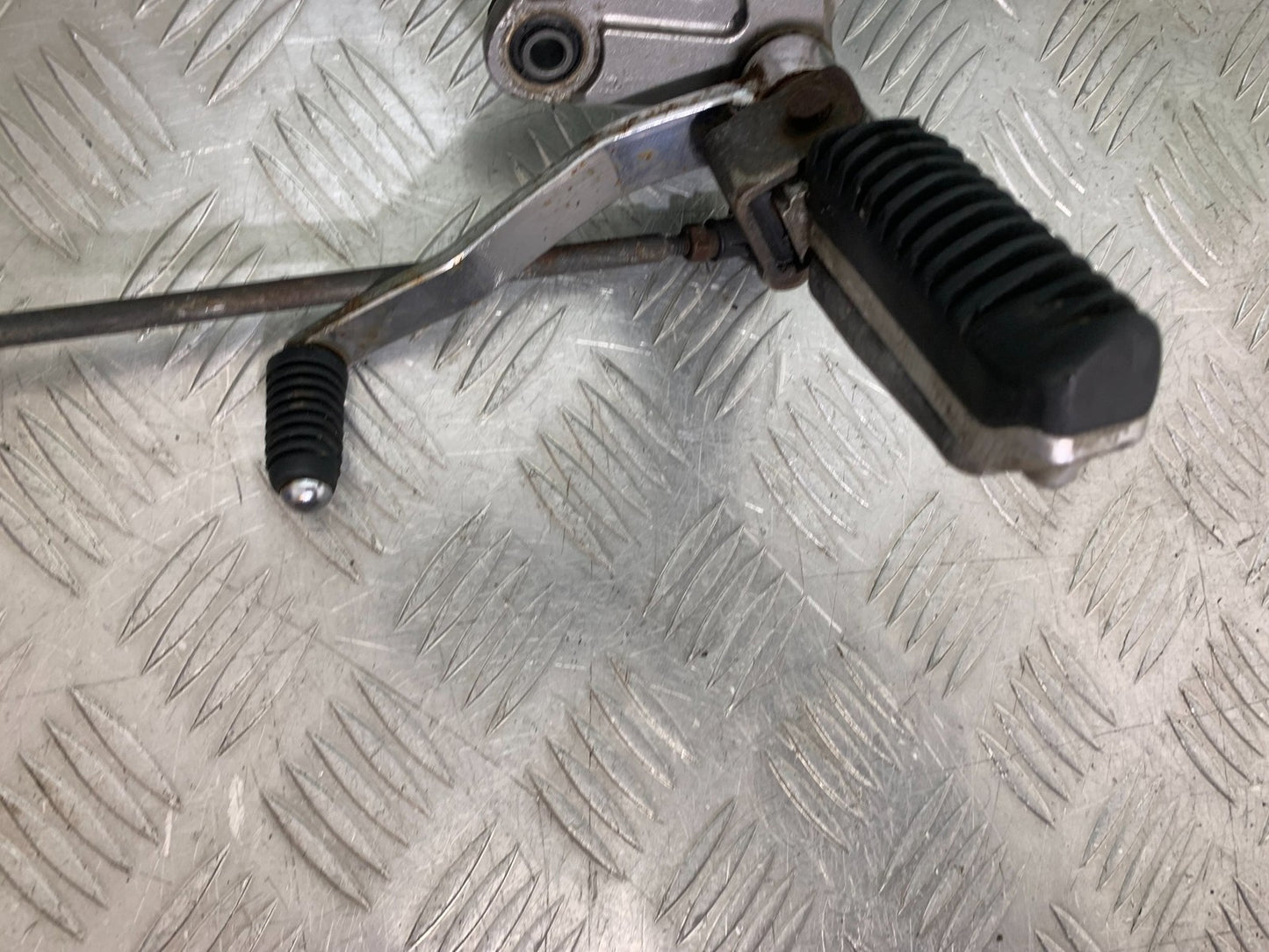 SUZUKI GSF600 GSF 600 BANDIT FRONT LEFT HANGER   2000-2004 (CMB1269)