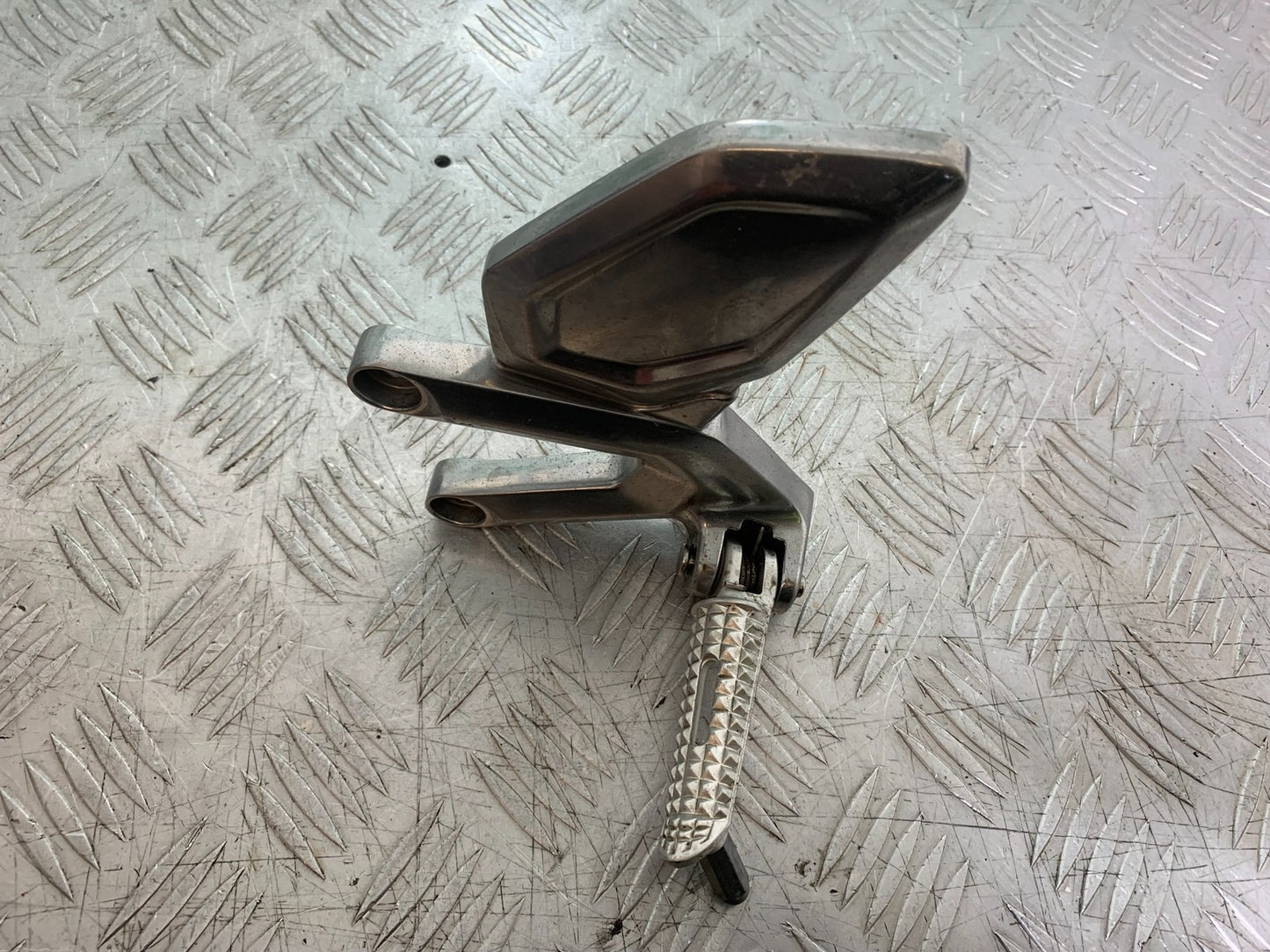 TRIUMPH TRIDENT 660 FRONT LEFT HANGER AND PEG  YEAR 2021-2024 (CMB1295)