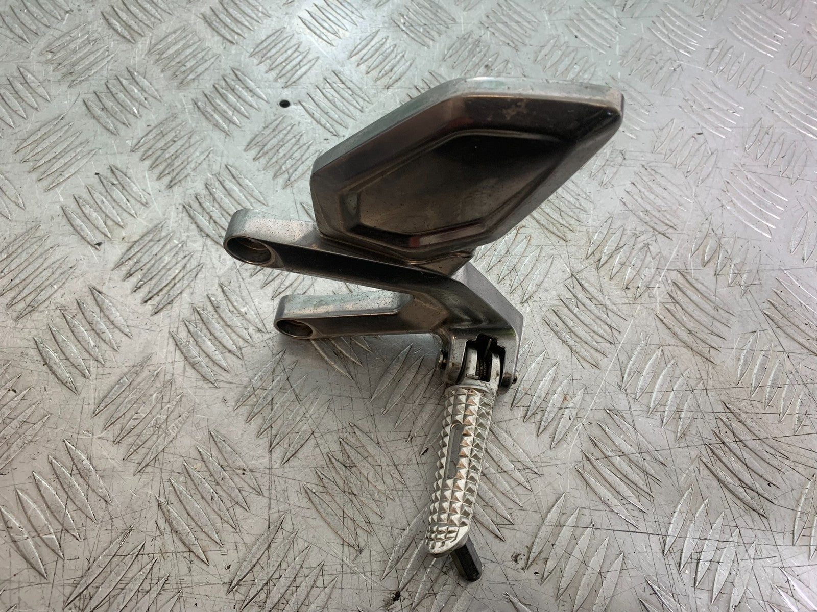 TRIUMPH TRIDENT 660 FRONT LEFT HANGER AND PEG  YEAR 2021-2024 (CMB1295)