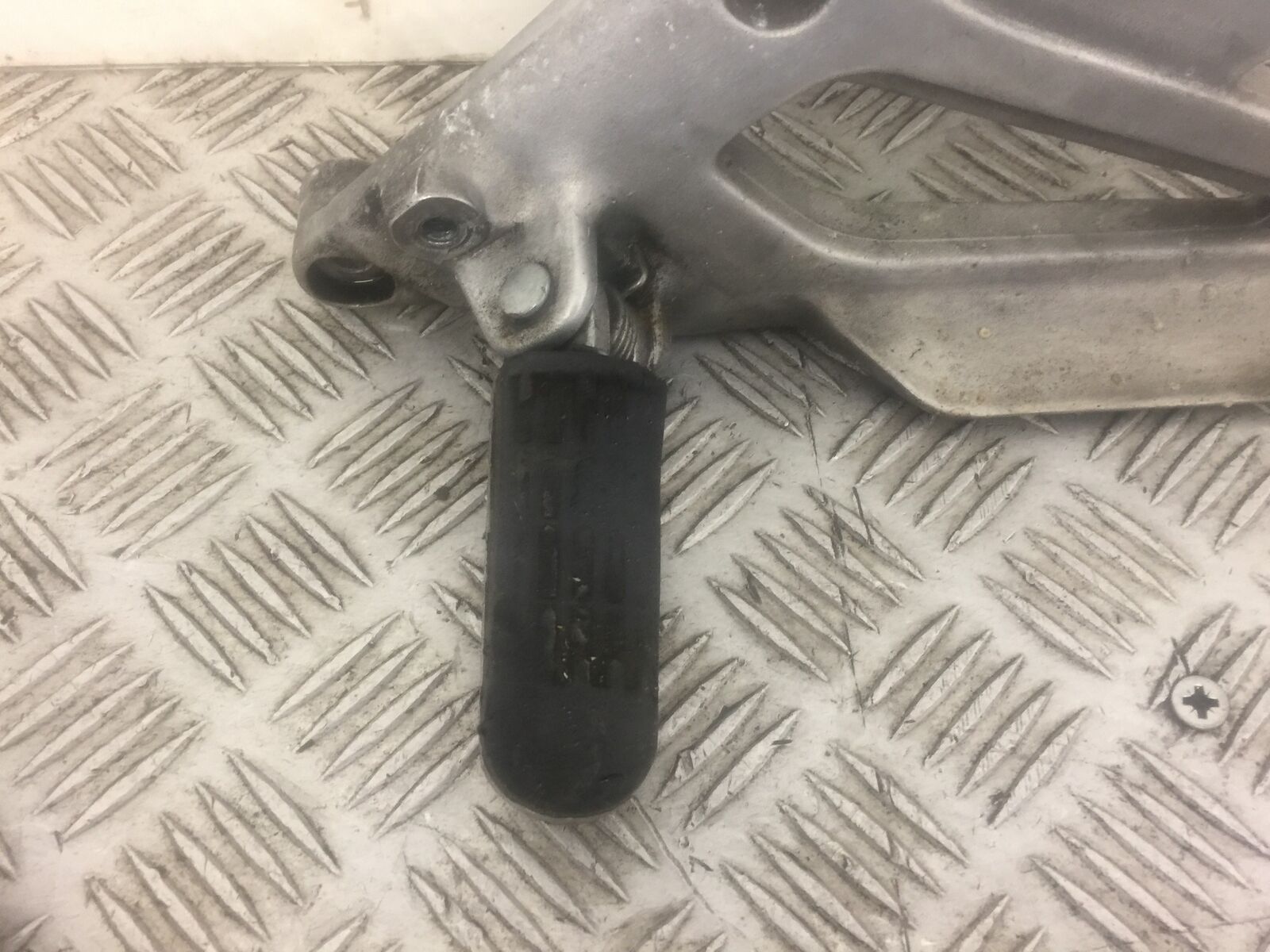 YAMAHA XJ600 XJ 600 DIVERSION LEFT HANGER AND PEG  YEAR 1995